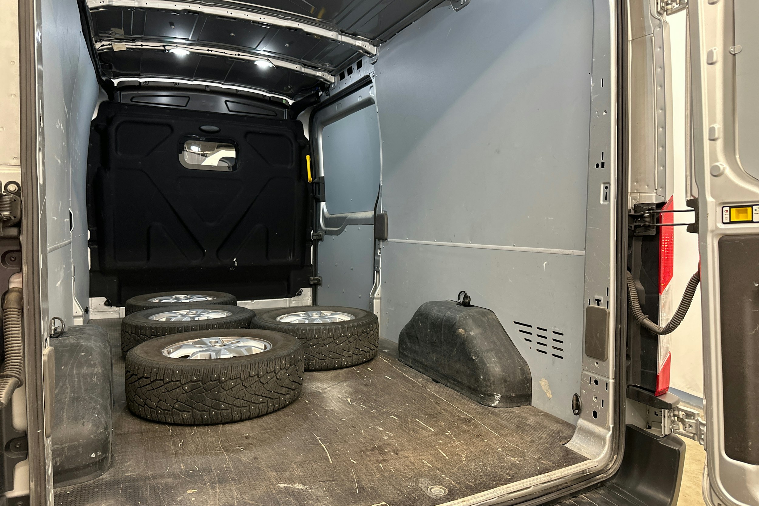 harmaa Ford Transit 2021 kuva 20.