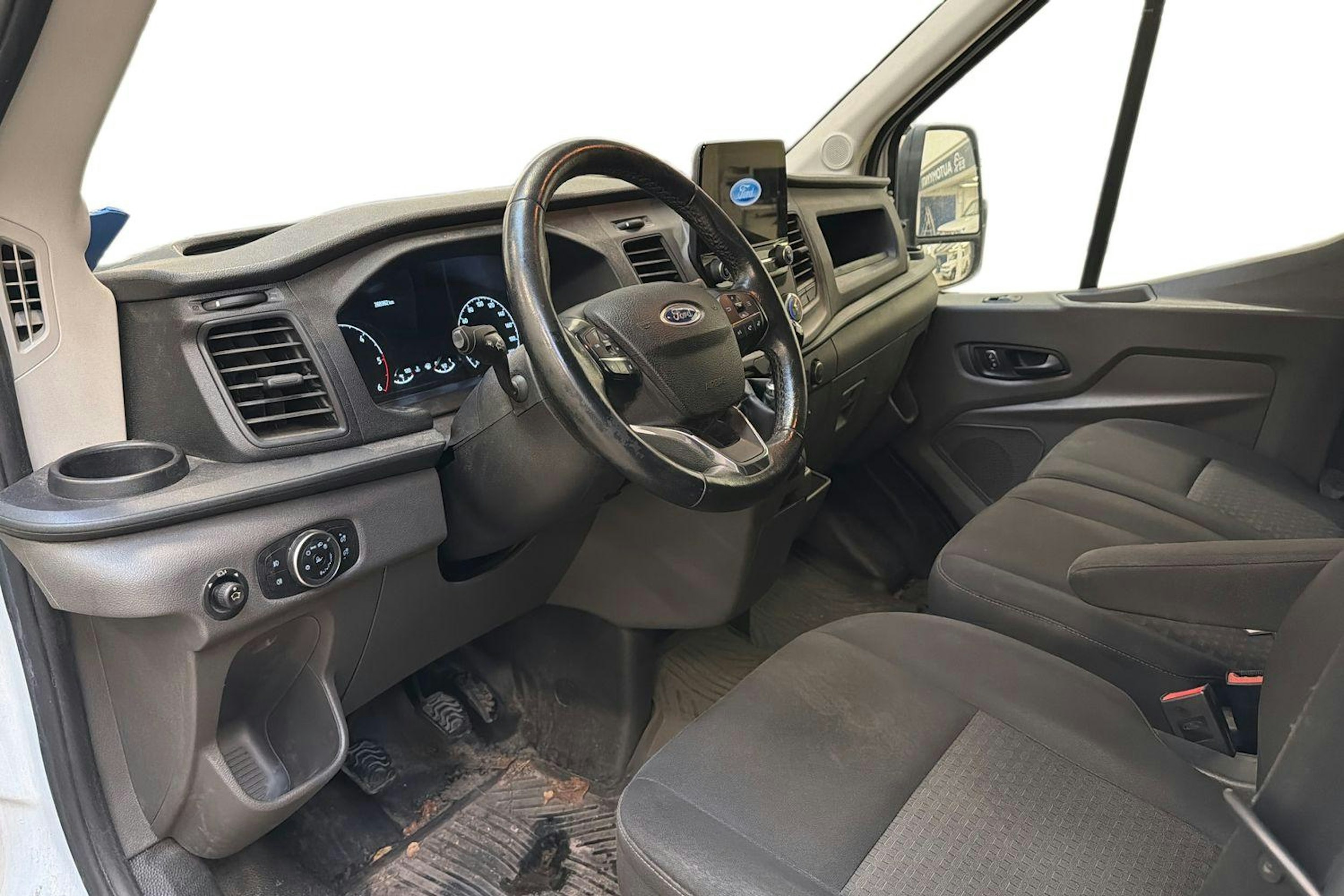 valkoinen Ford Transit 2021 kuva 3.