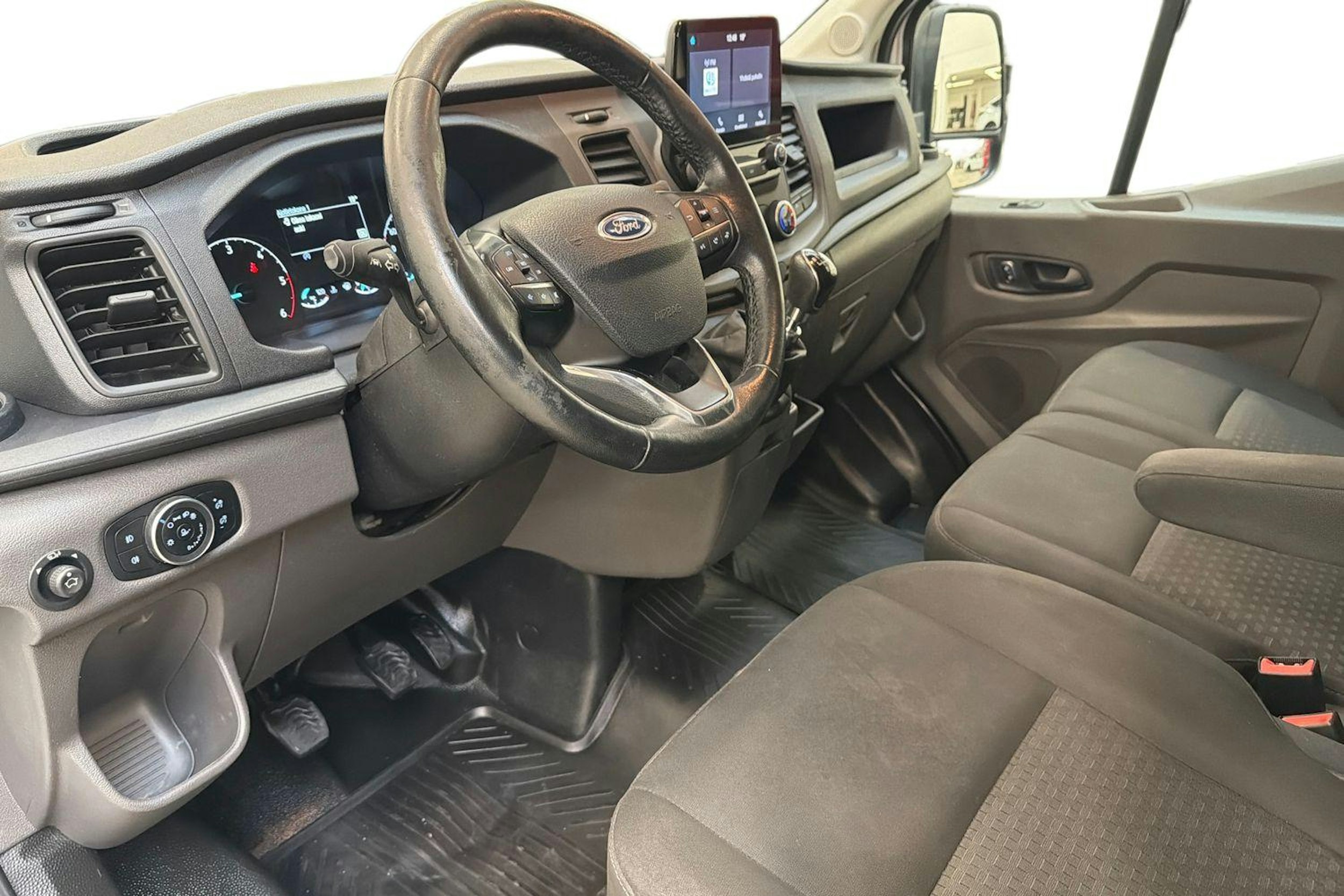 valkoinen Ford Transit 2021 kuva 6.