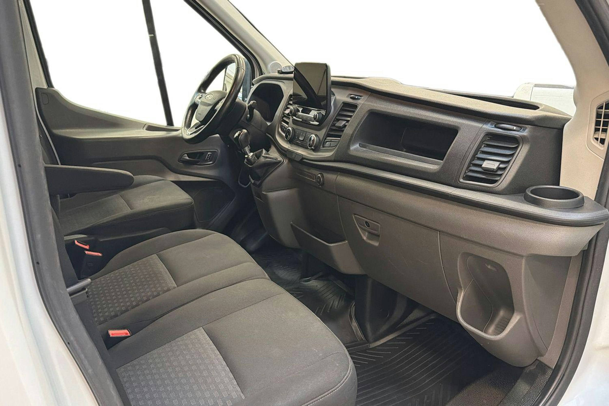 valkoinen Ford Transit 2021 kuva 8.