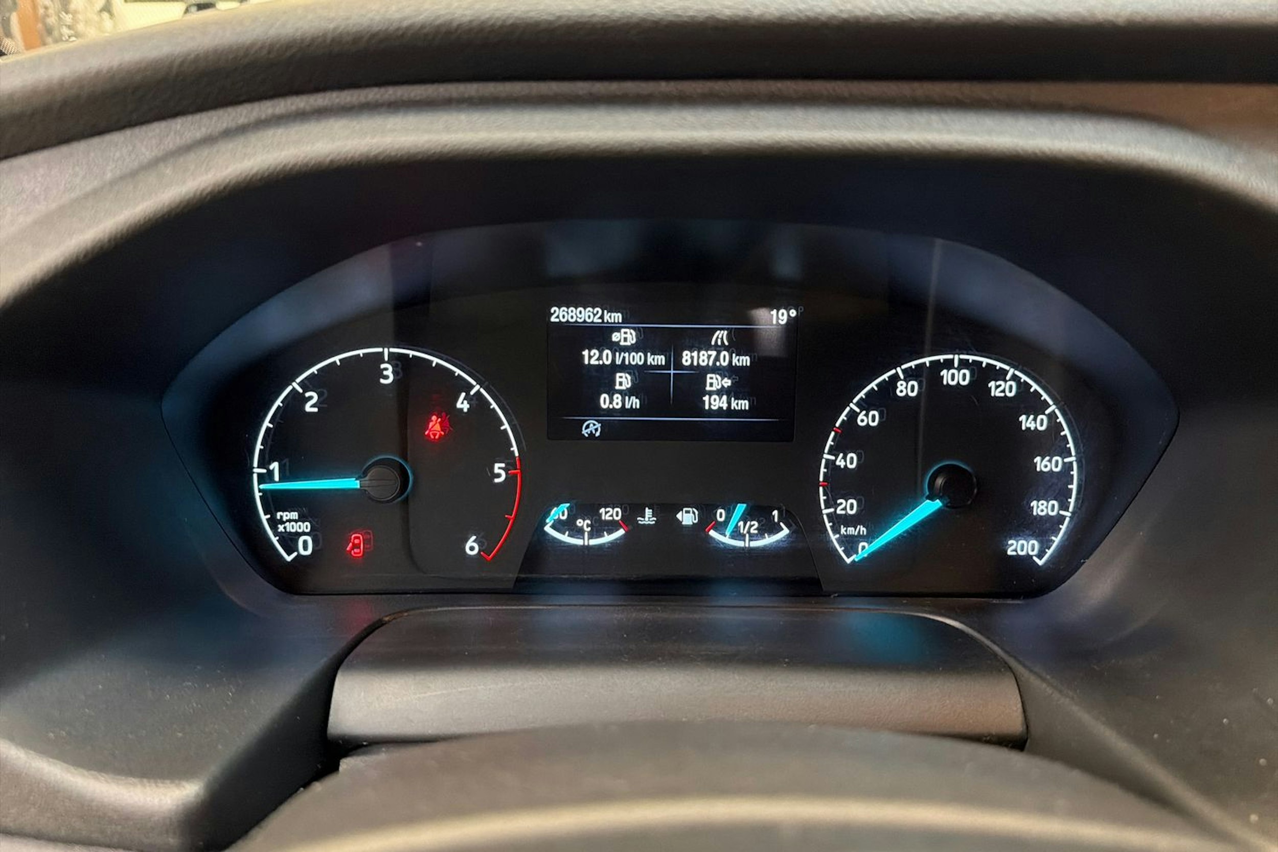 valkoinen Ford Transit 2021 kuva 13.