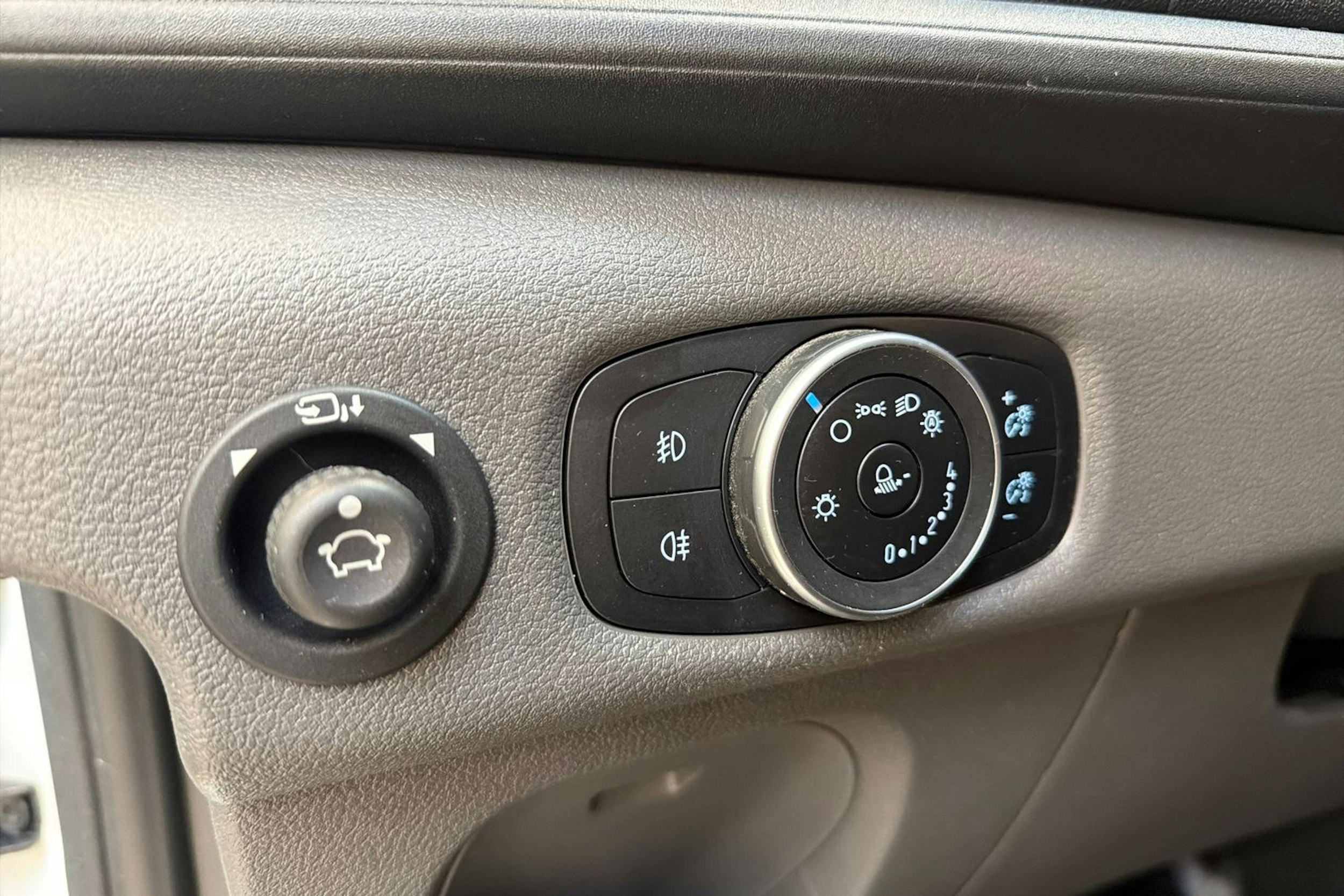 valkoinen Ford Transit 2021 kuva 15.