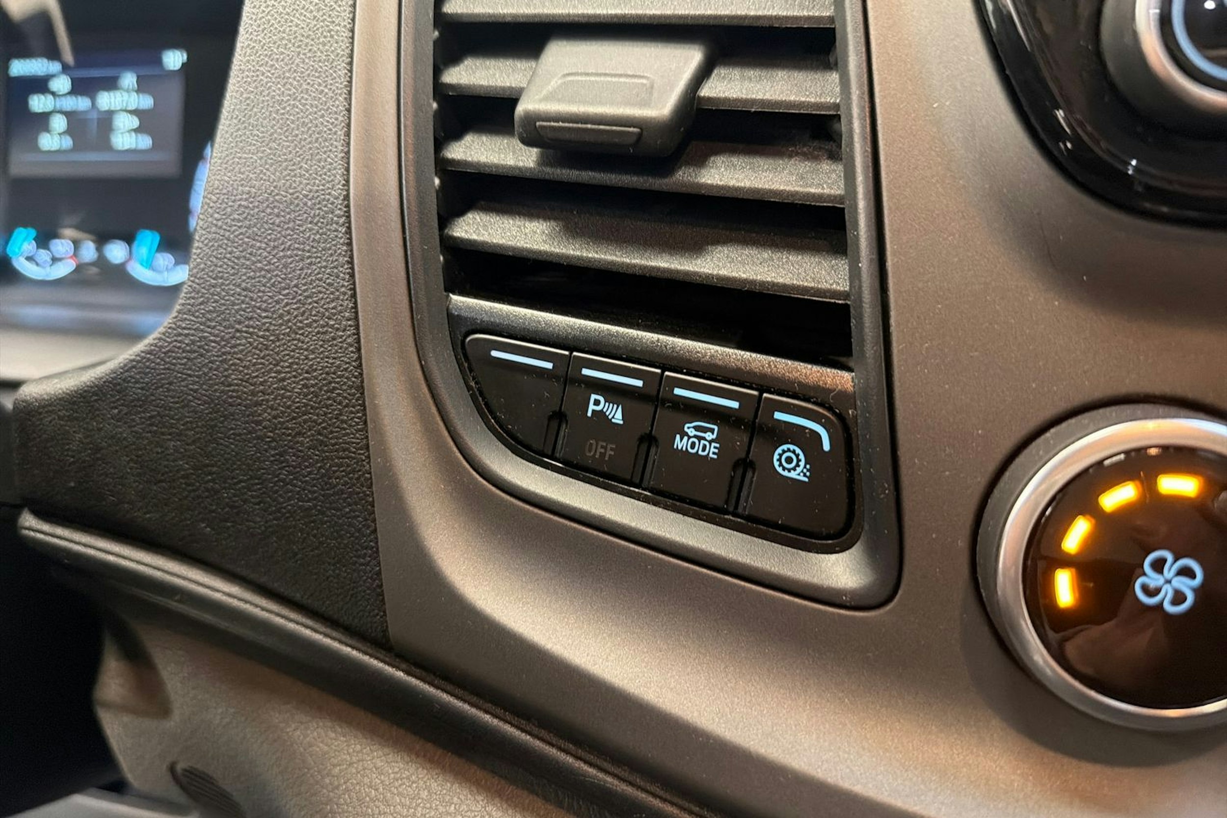 valkoinen Ford Transit 2021 kuva 17.