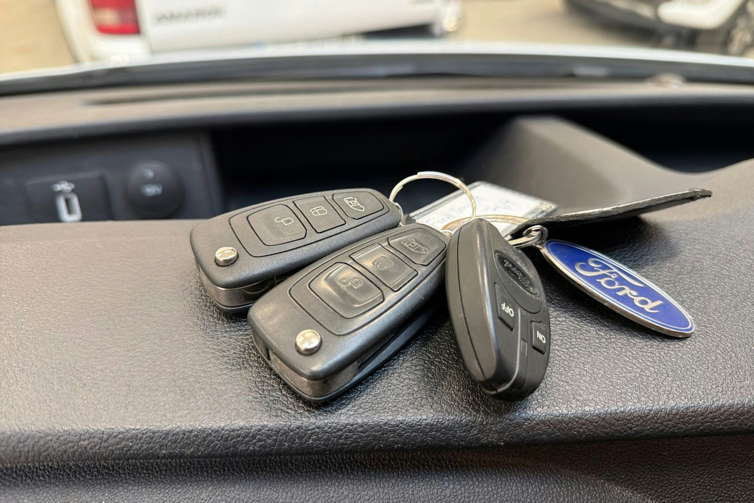 valkoinen Ford Transit 2021 kuva 19.