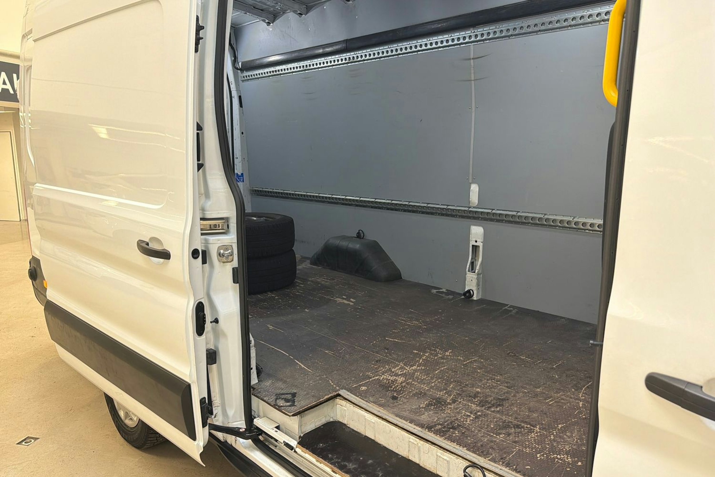 valkoinen Ford Transit 2021 kuva 20.