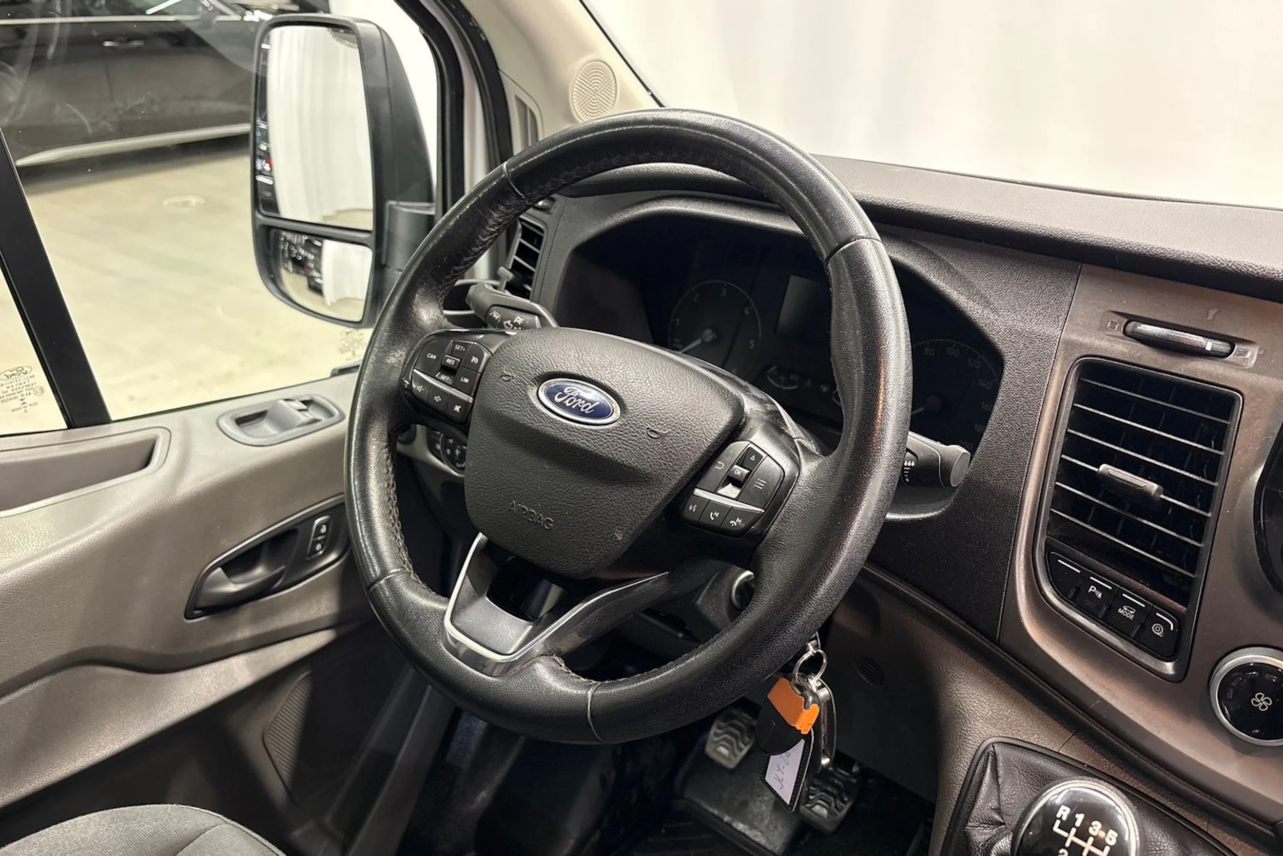 valkoinen Ford Transit 2021 kuva 13.