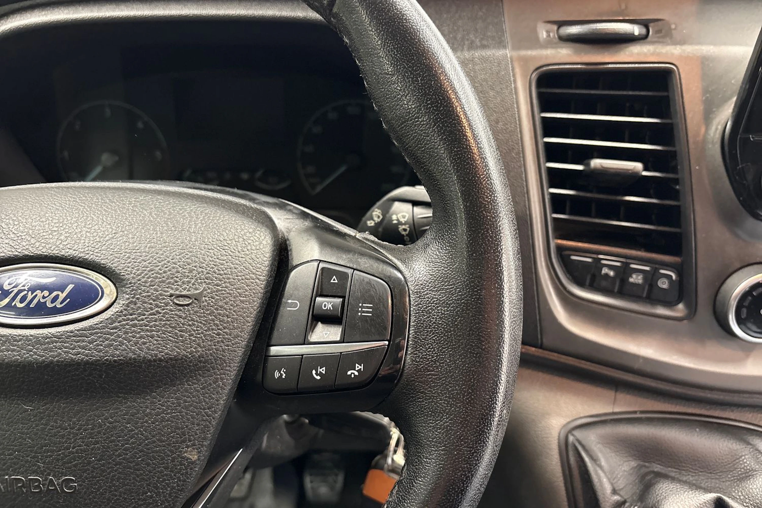 valkoinen Ford Transit 2021 kuva 16.