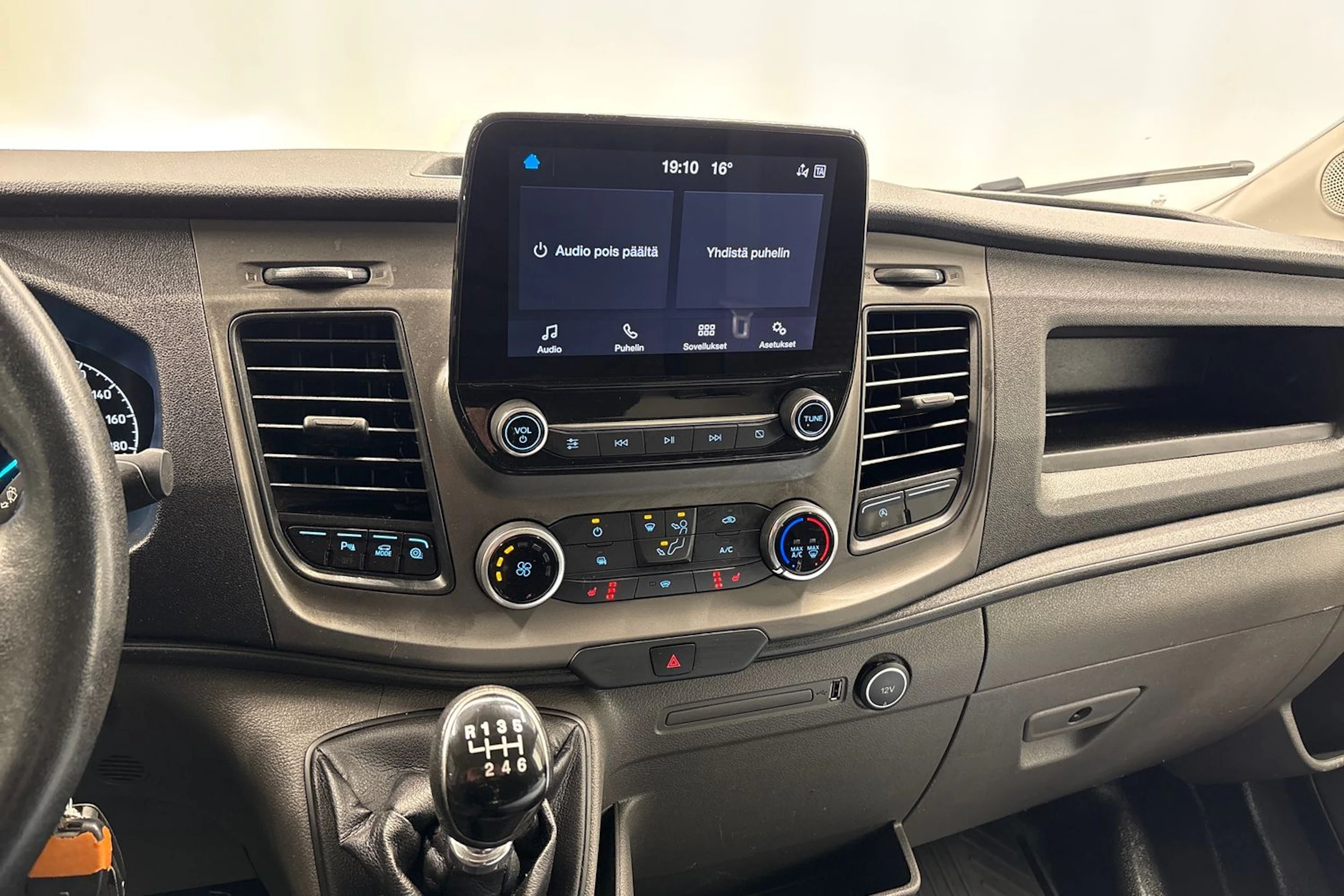 valkoinen Ford Transit 2021 kuva 18.