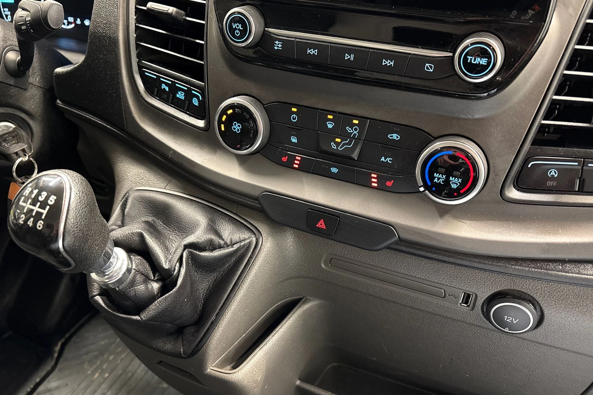 valkoinen Ford Transit 2021 kuva 19.