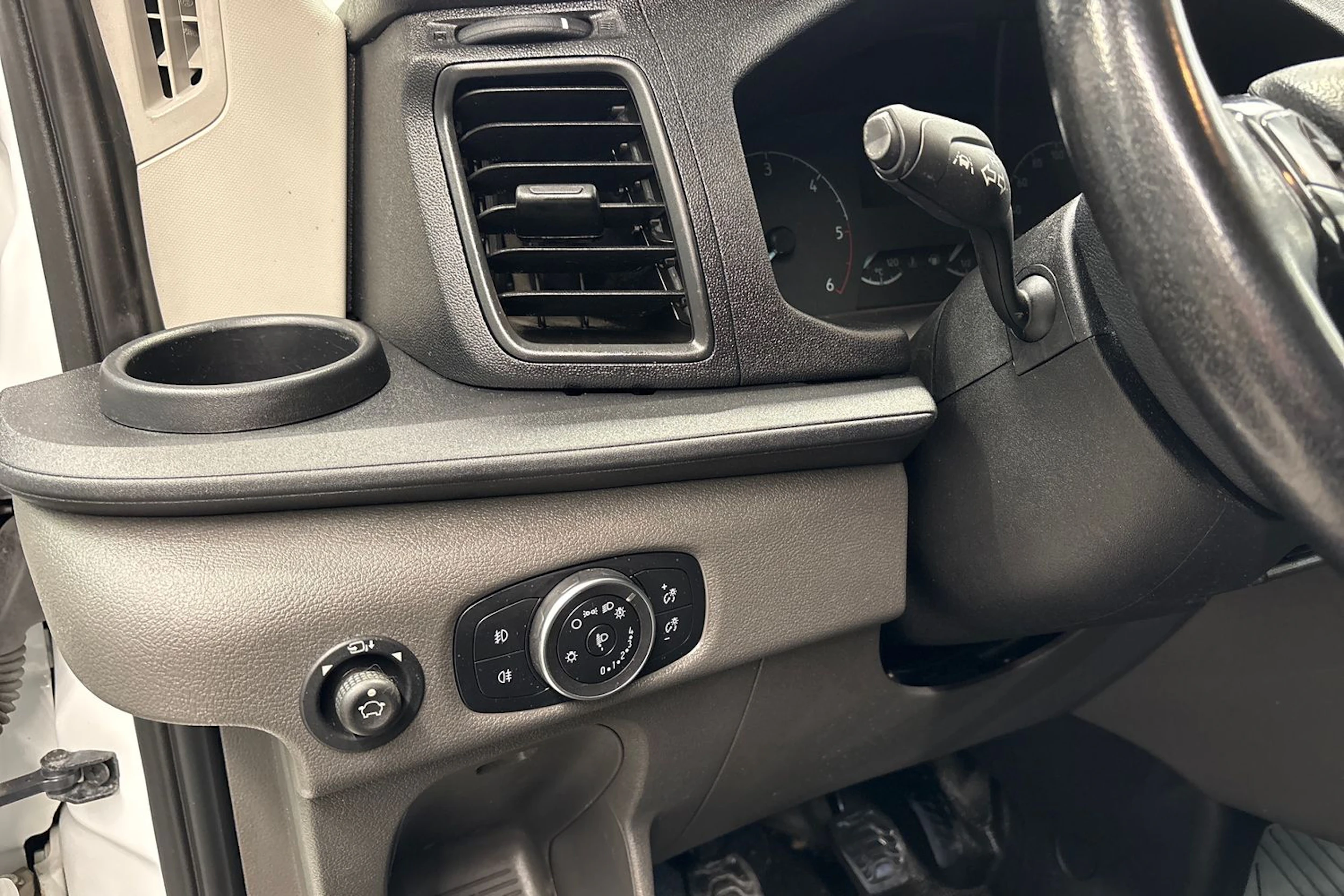 valkoinen Ford Transit 2021 kuva 20.