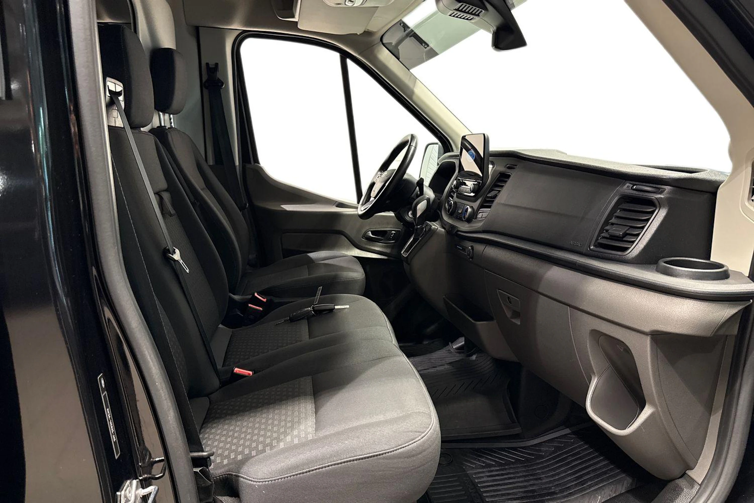 musta Ford Transit 2021 kuva 11.