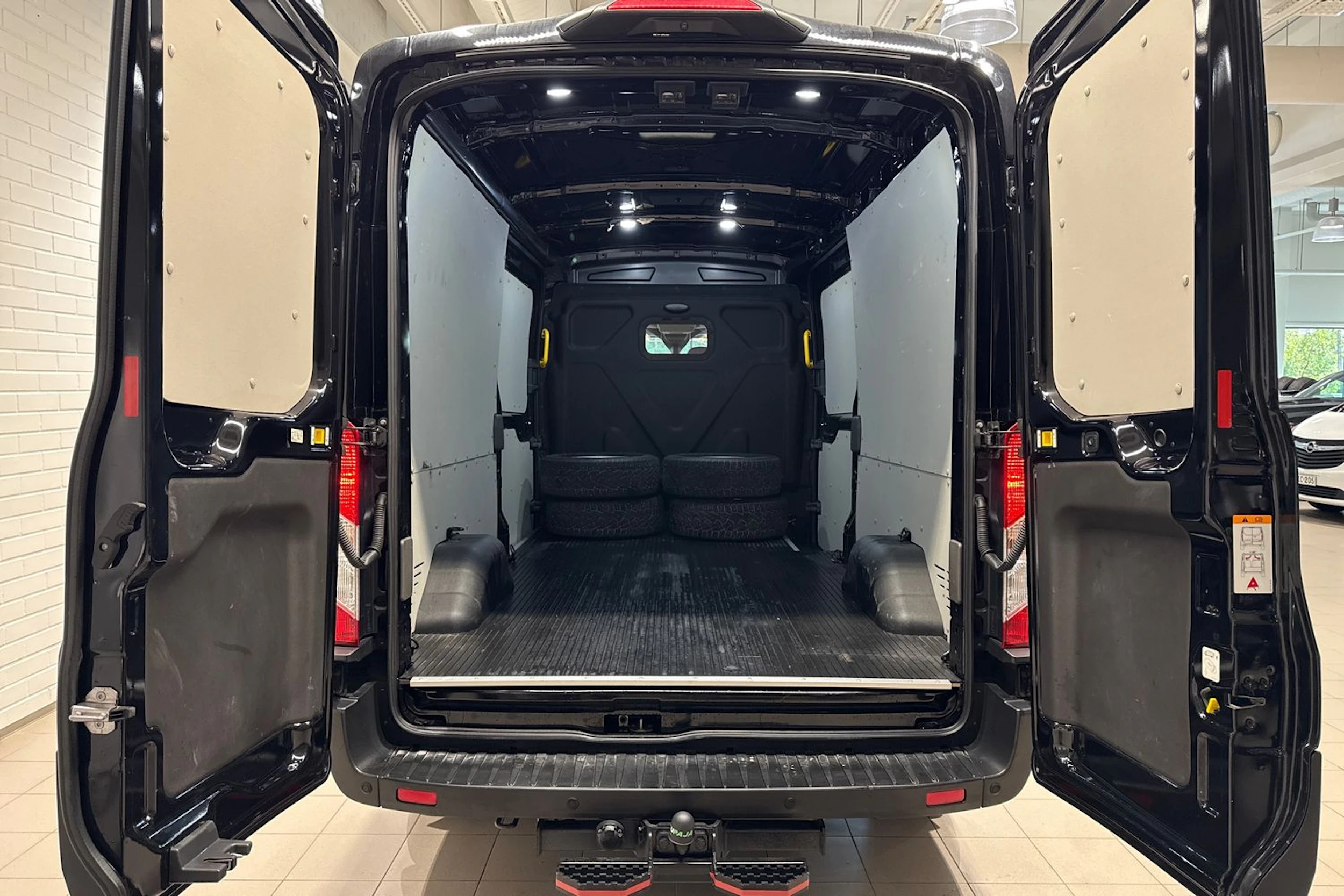 musta Ford Transit 2021 kuva 16.