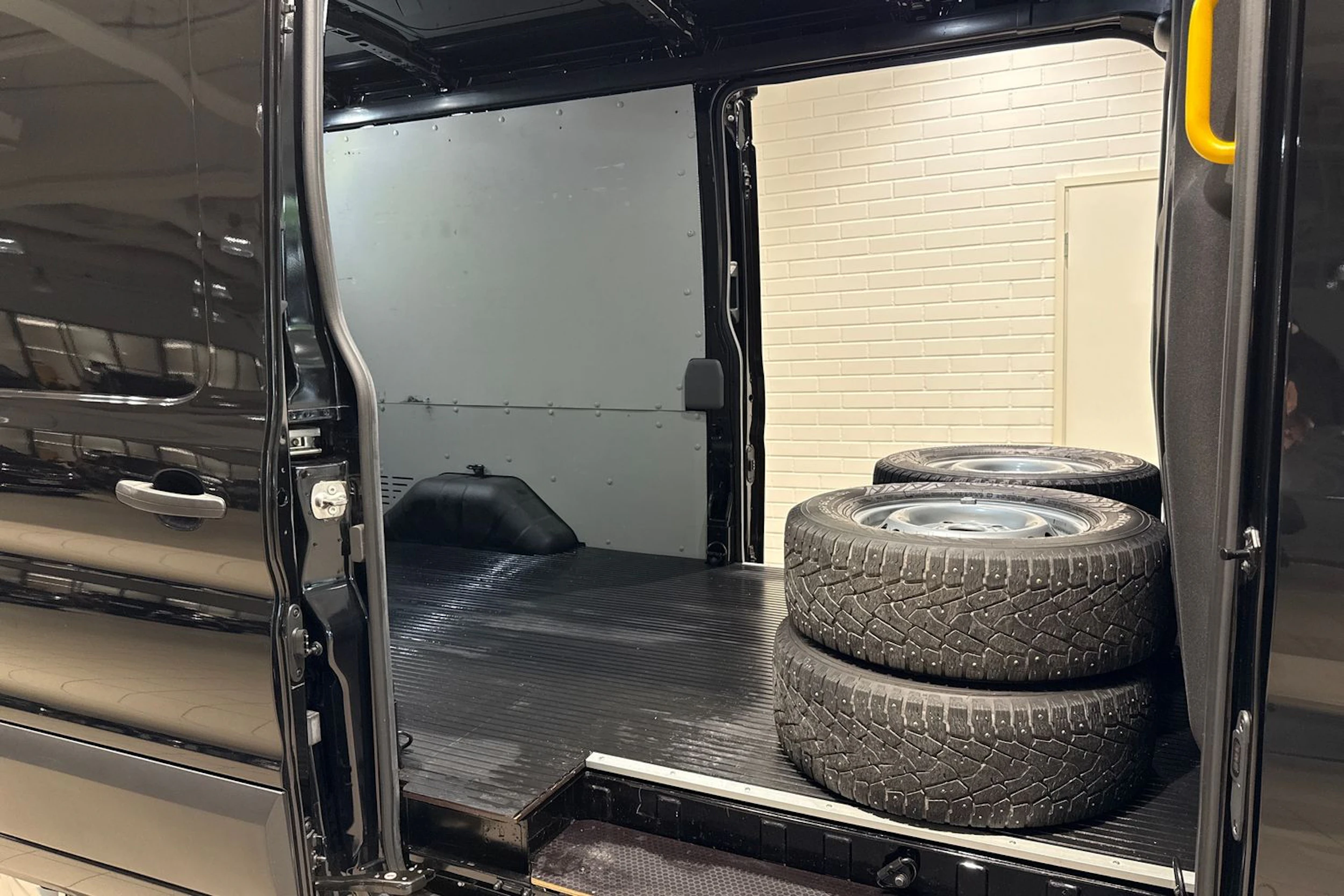 musta Ford Transit 2021 kuva 17.