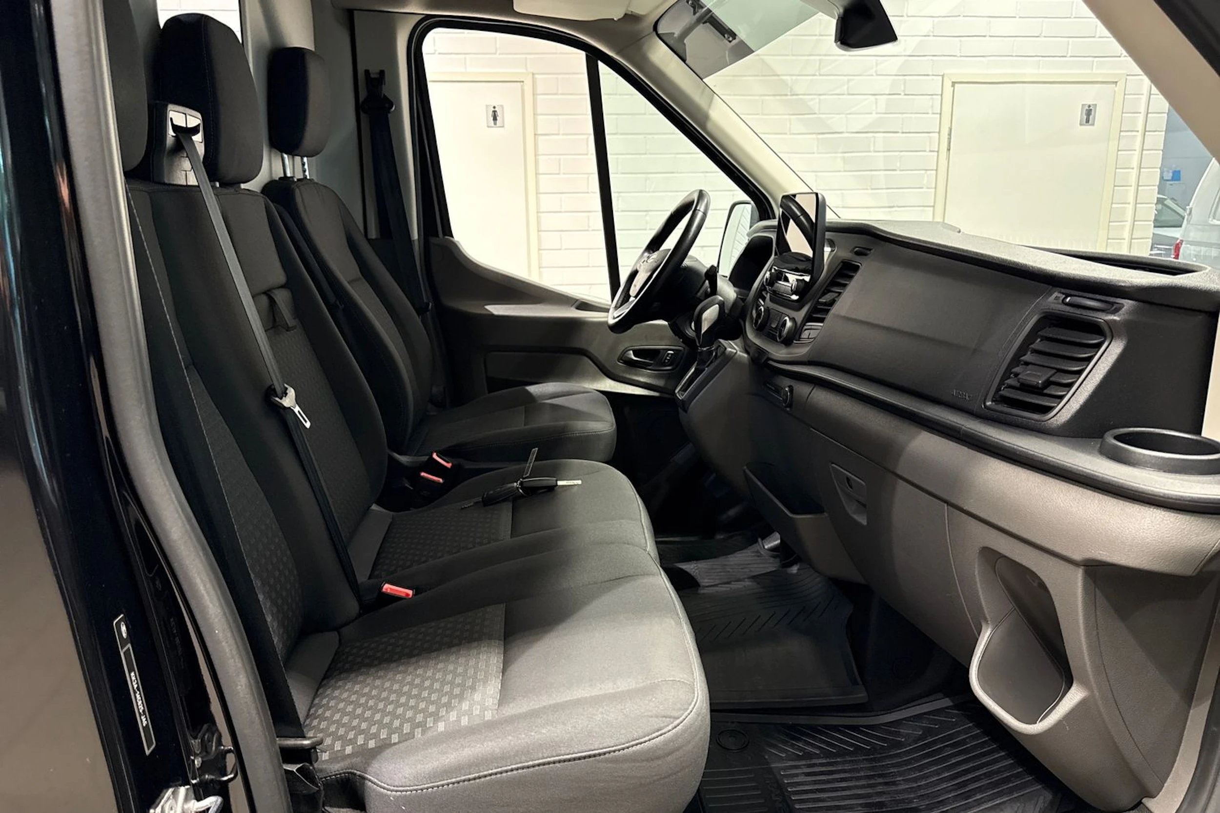 musta Ford Transit 2021 kuva 18.