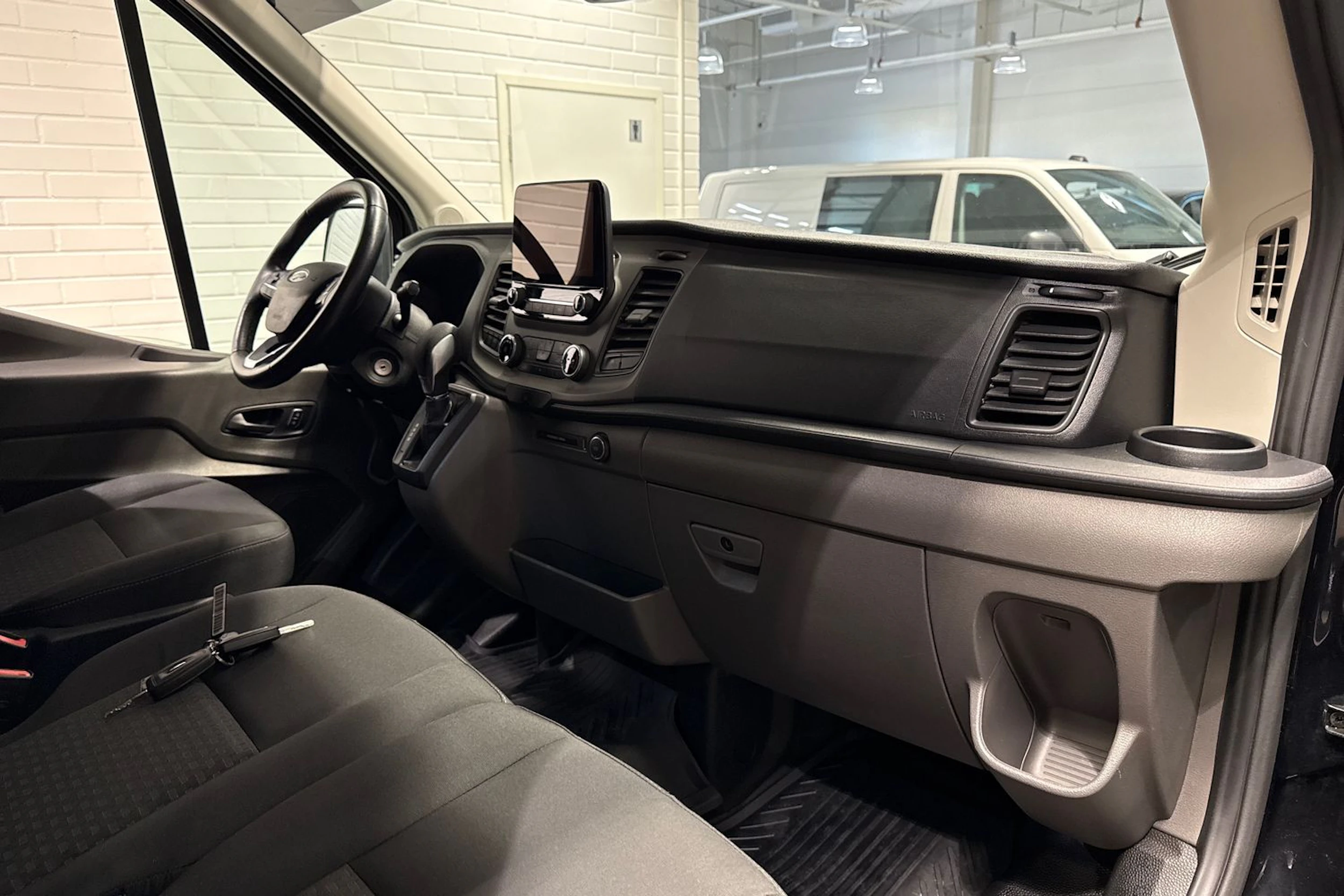 musta Ford Transit 2021 kuva 19.