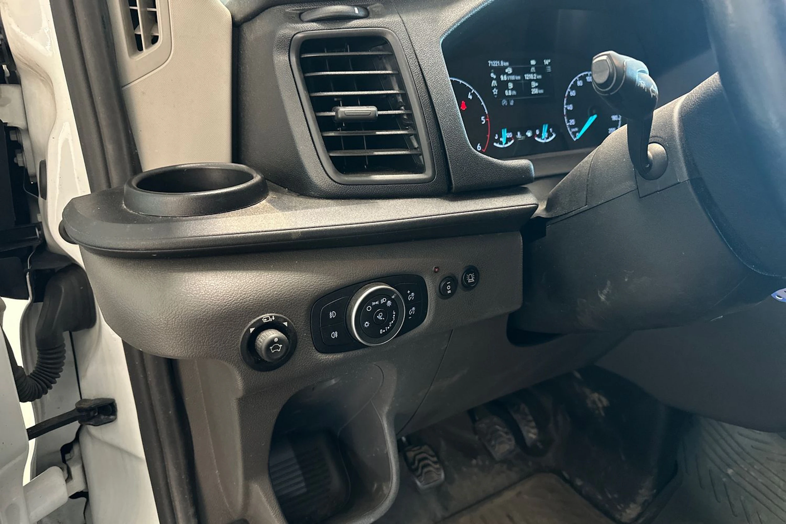 valkoinen Ford Transit 2021 kuva 4.