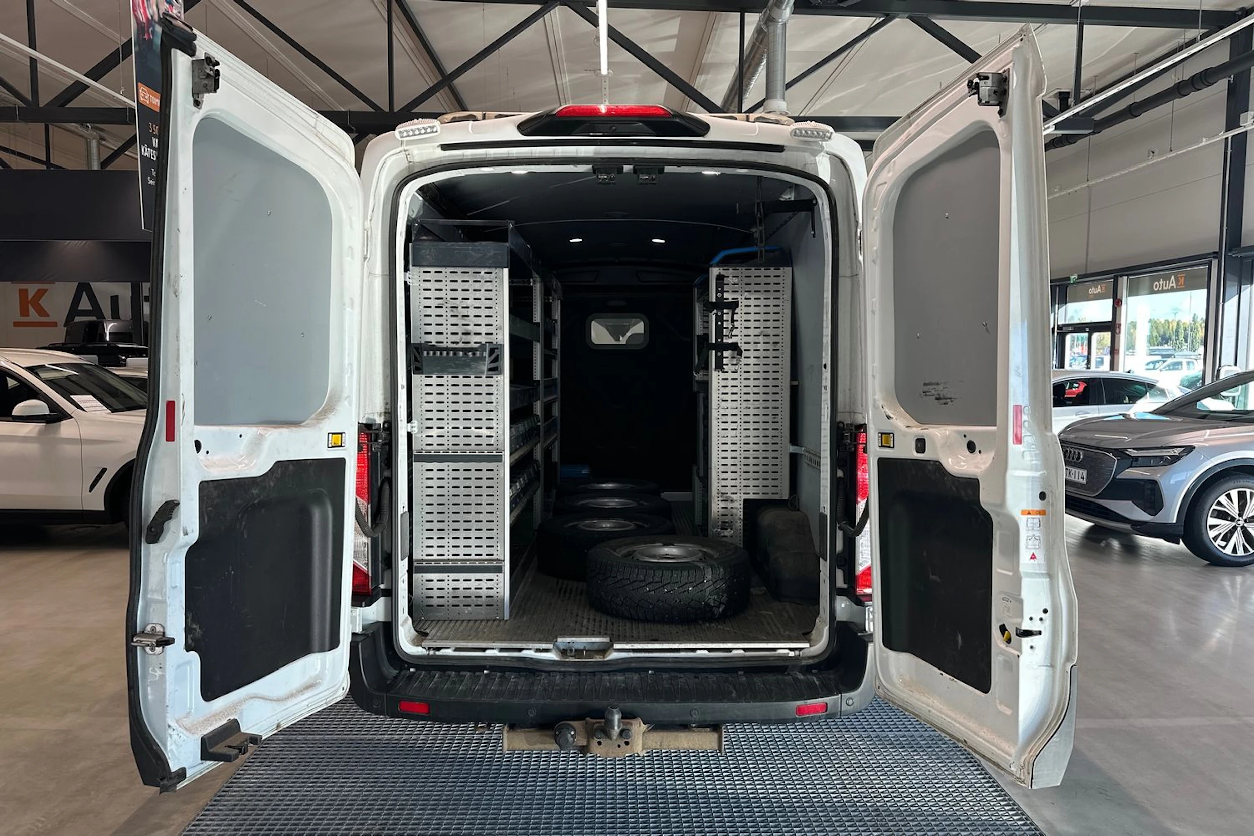 valkoinen Ford Transit 2021 kuva 6.