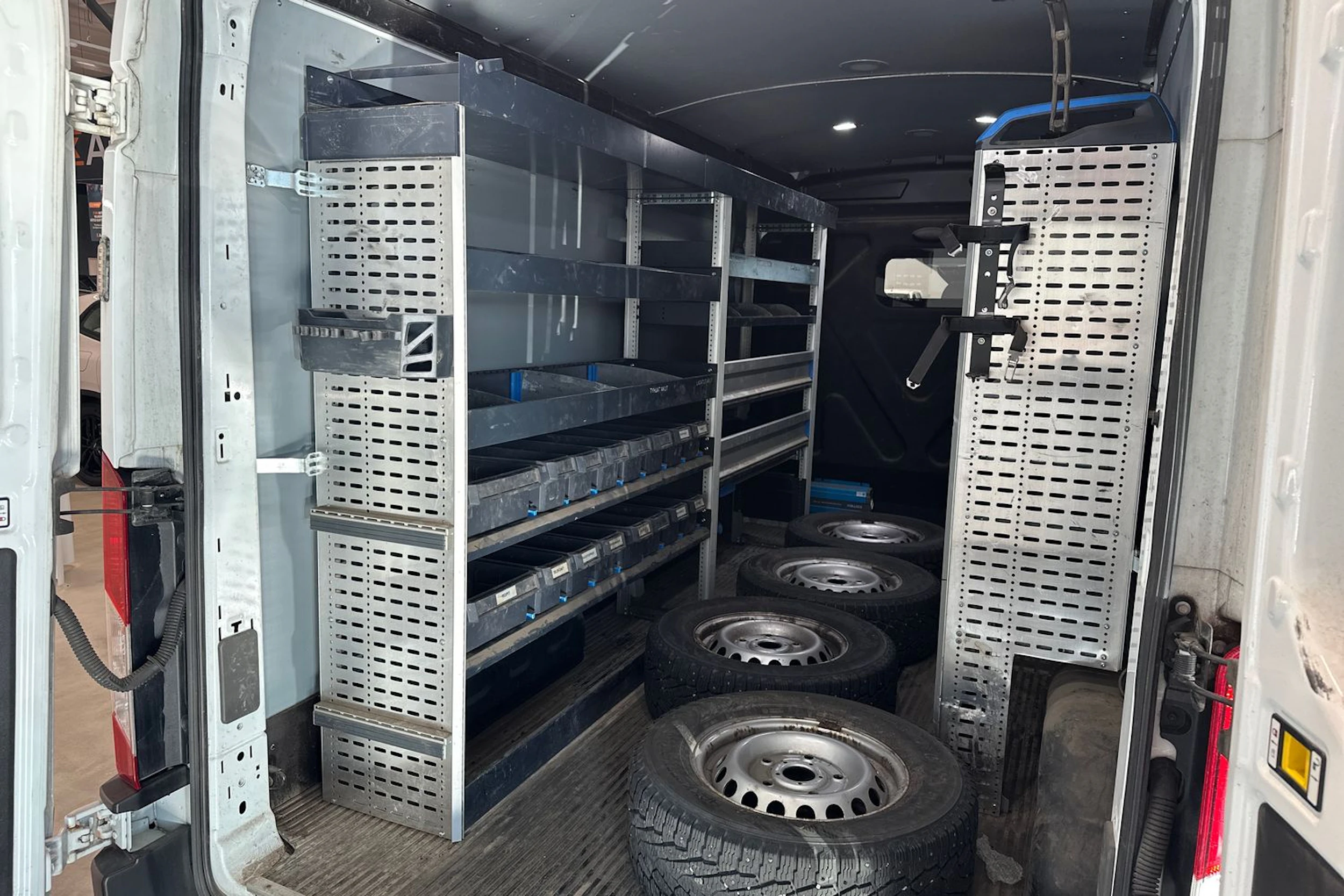valkoinen Ford Transit 2021 kuva 7.