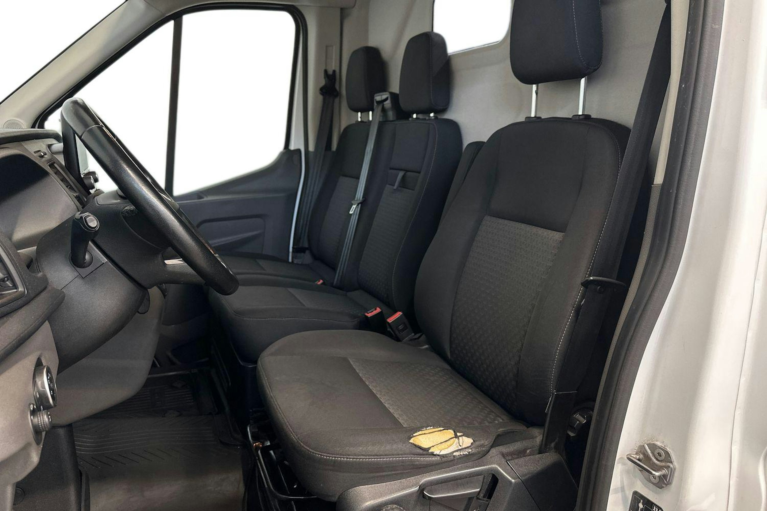 valkoinen Ford Transit 2021 kuva 10.