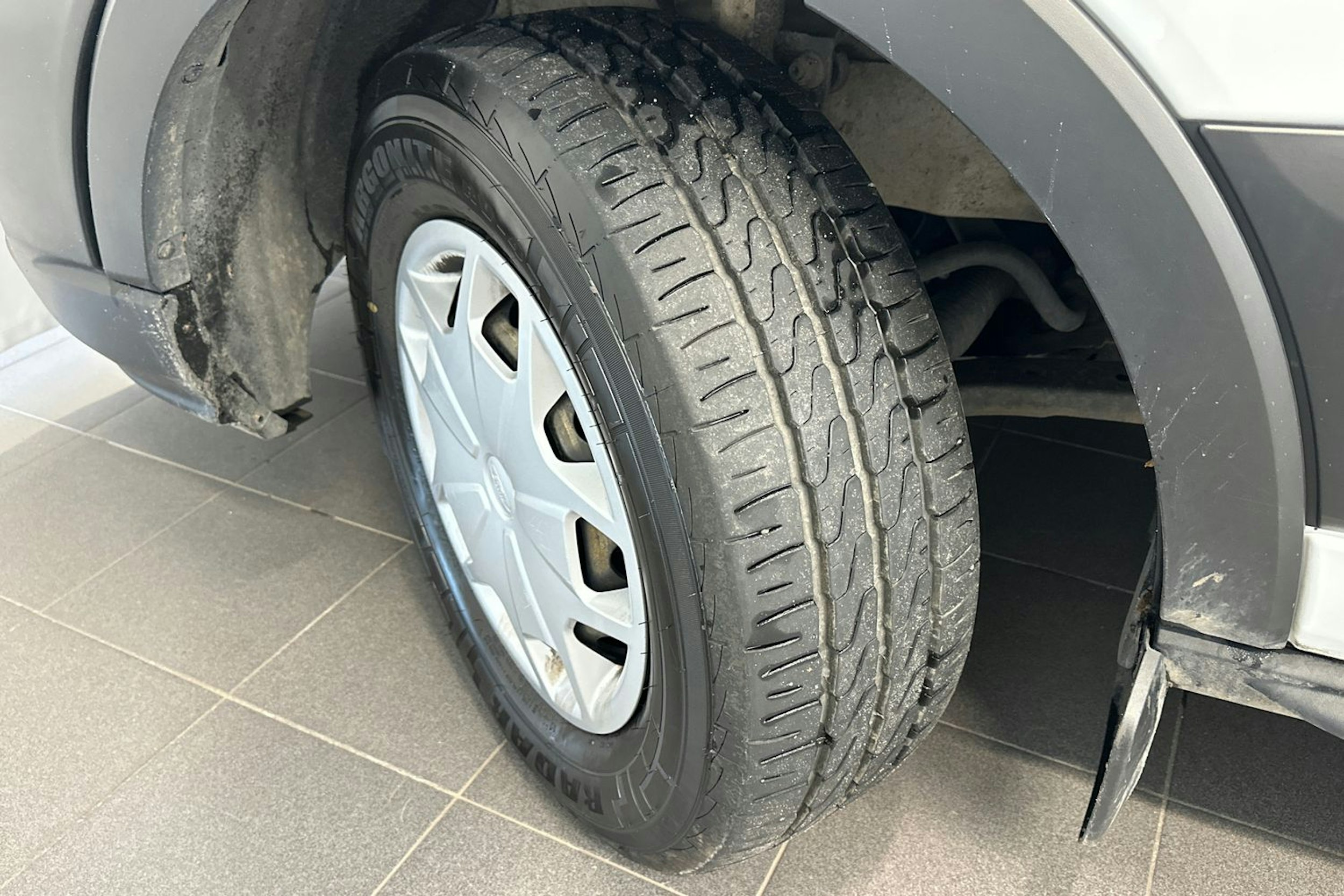 valkoinen Ford Transit 2021 kuva 11.