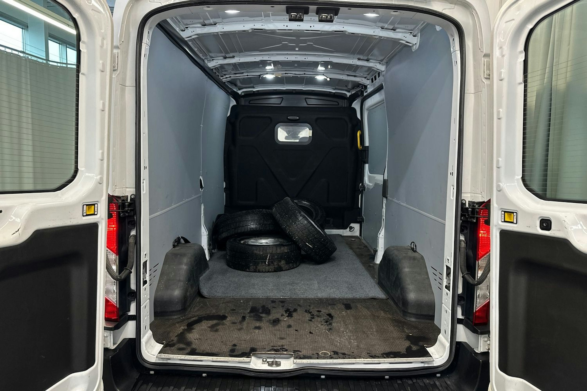 valkoinen Ford Transit 2021 kuva 13.