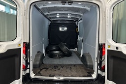 valkoinen Ford Transit 2021 kuva 13.