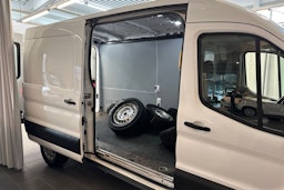 valkoinen Ford Transit 2021 kuva 14.