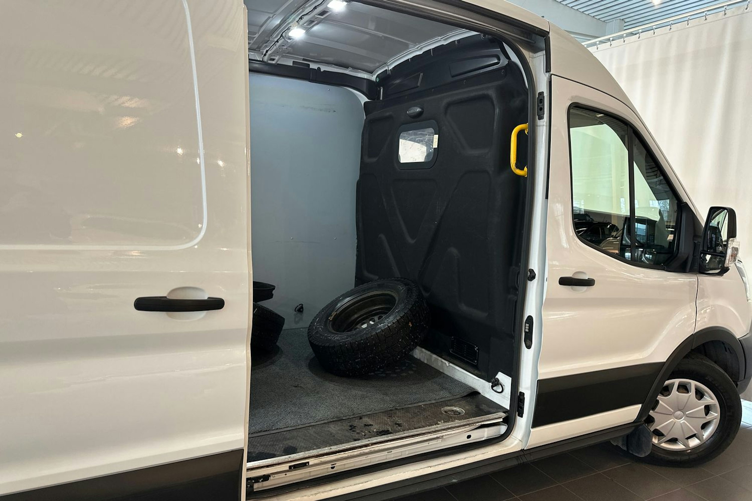 valkoinen Ford Transit 2021 kuva 15.