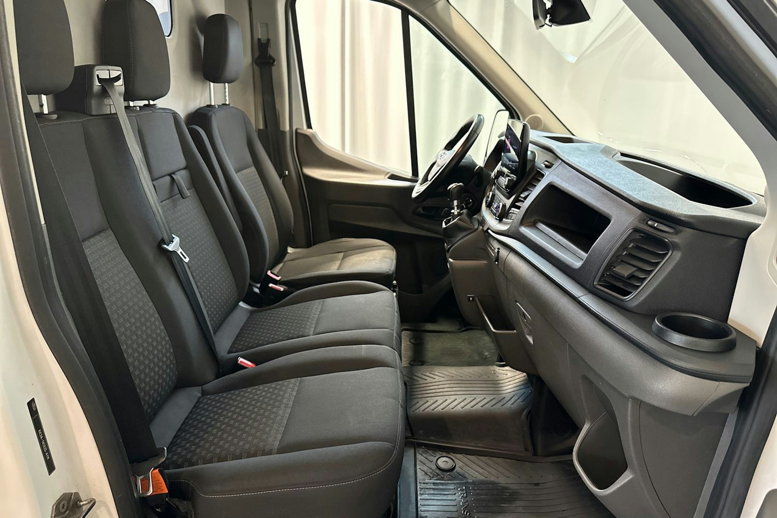 valkoinen Ford Transit 2021 kuva 16.