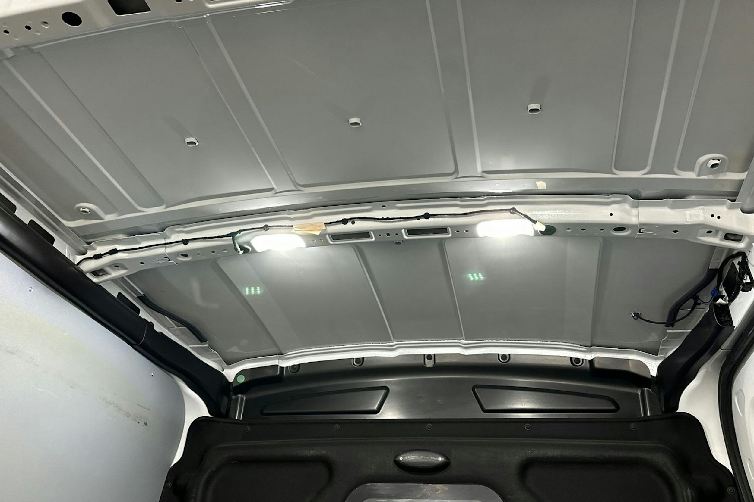 valkoinen Ford Transit 2021 kuva 18.