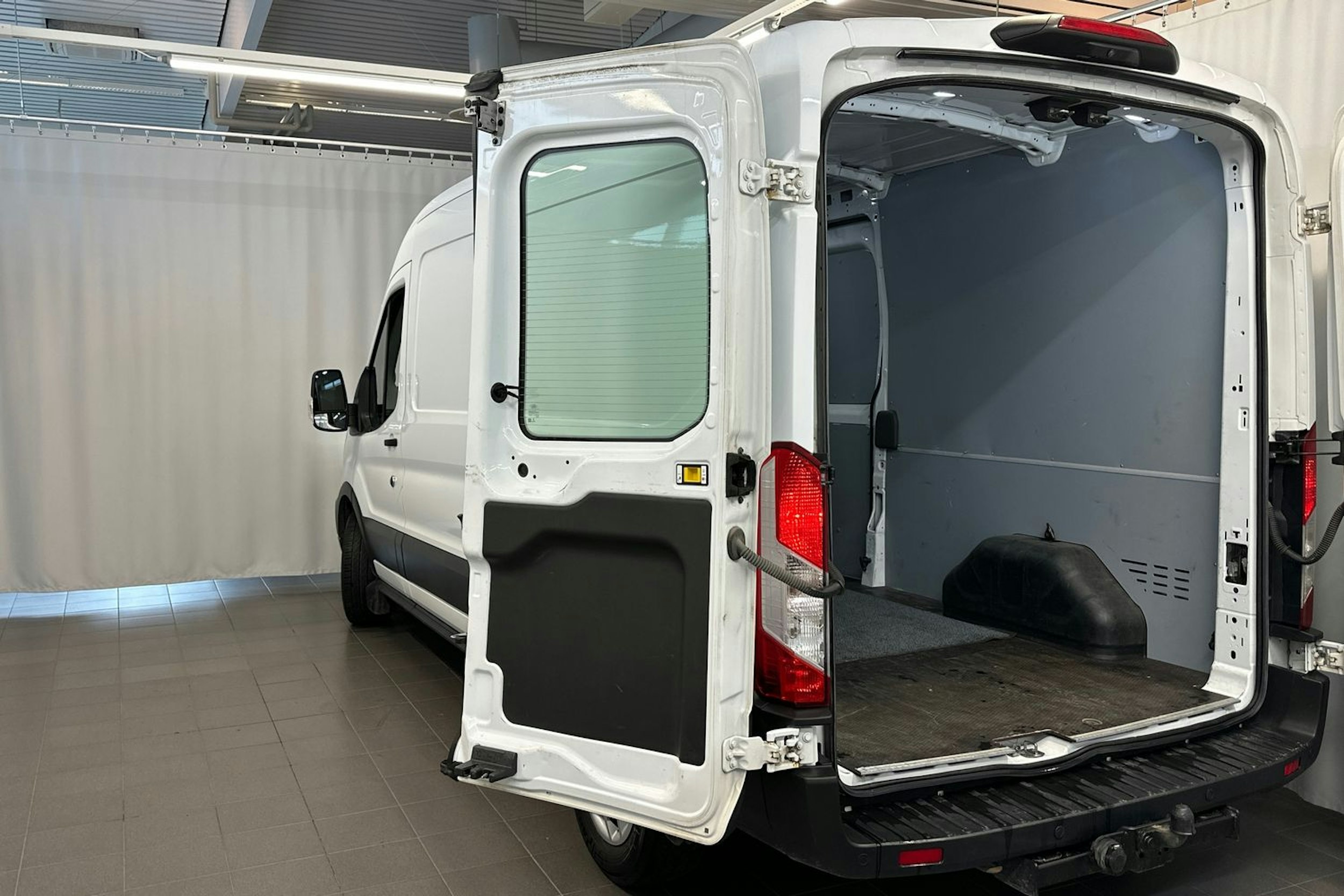 valkoinen Ford Transit 2021 kuva 21.