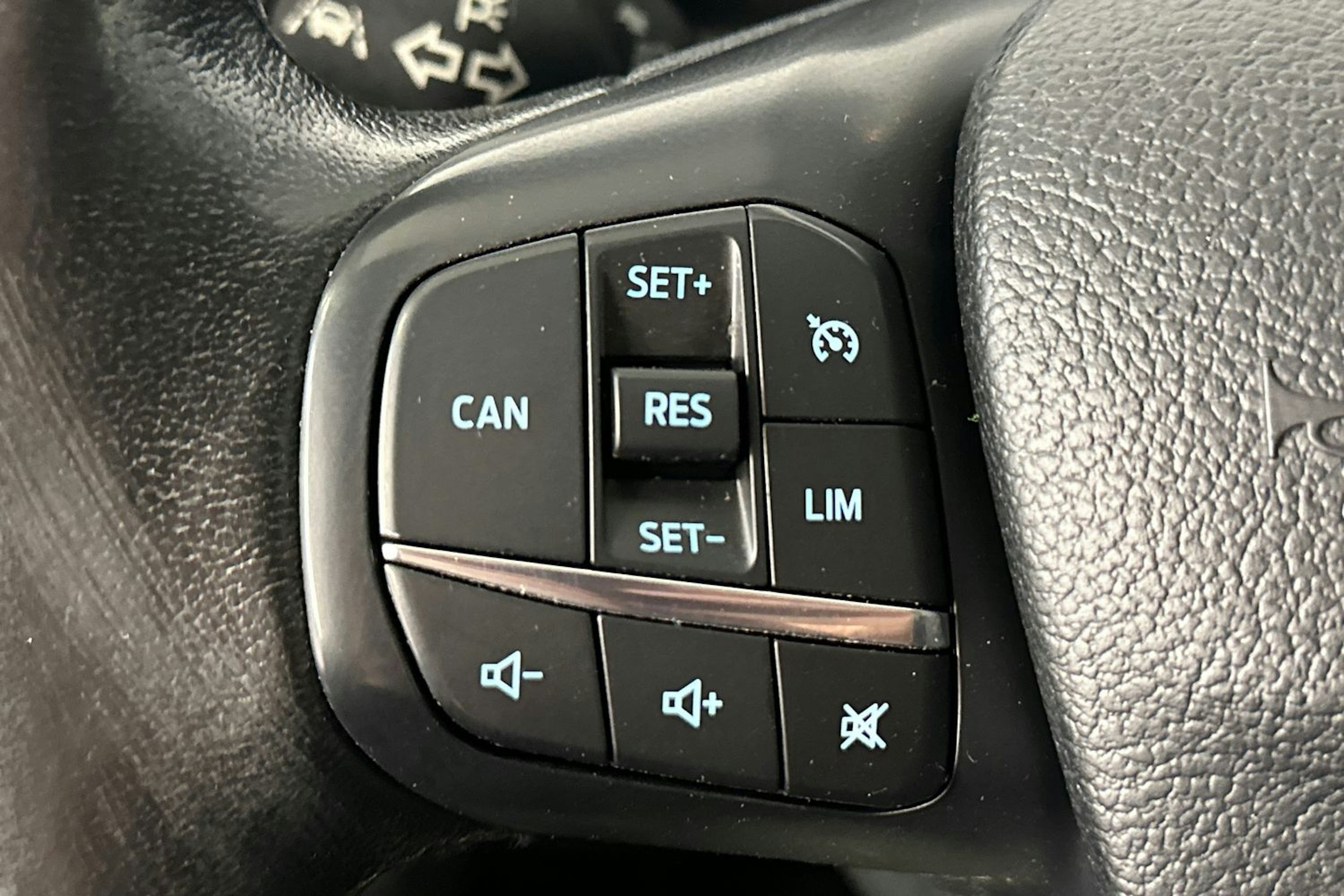 valkoinen Ford Transit 2021 kuva 28.