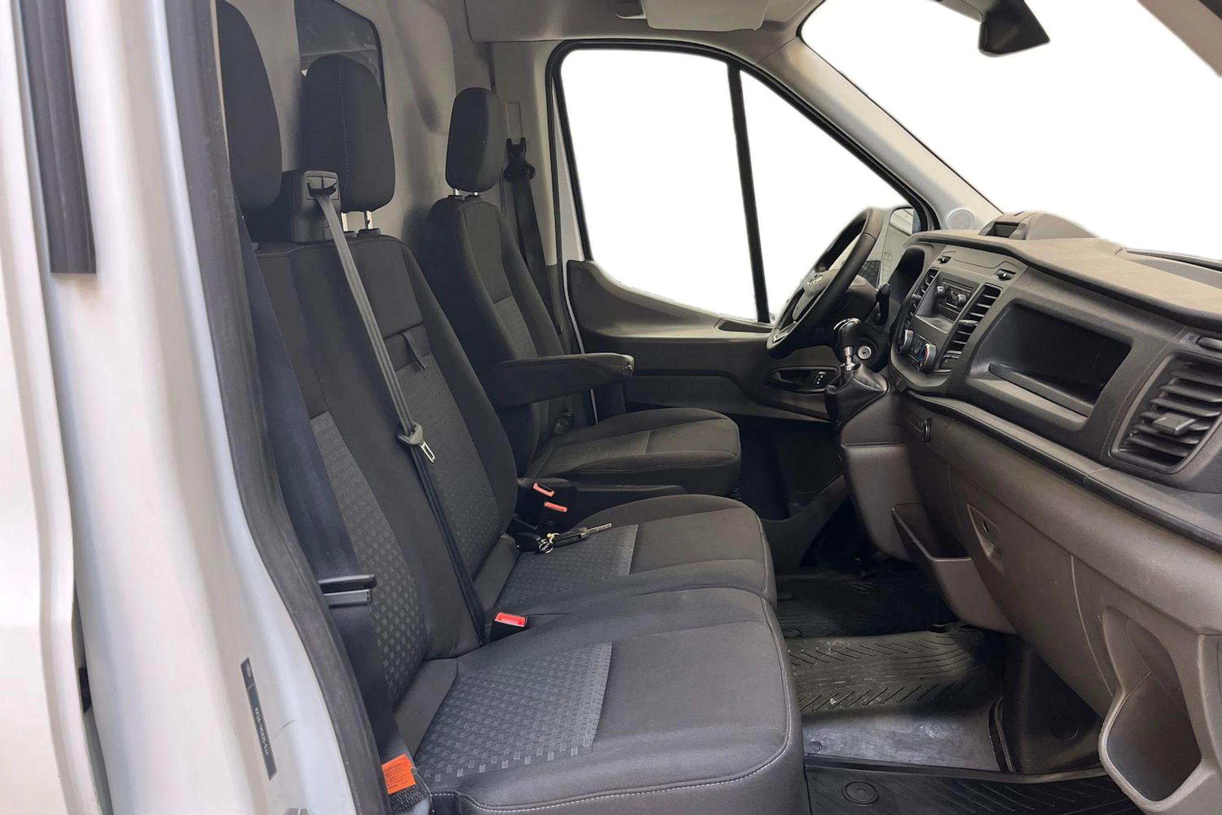 valkoinen Ford Transit 2021 kuva 11.