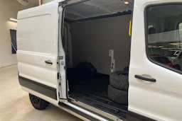 valkoinen Ford Transit 2021 kuva 13.