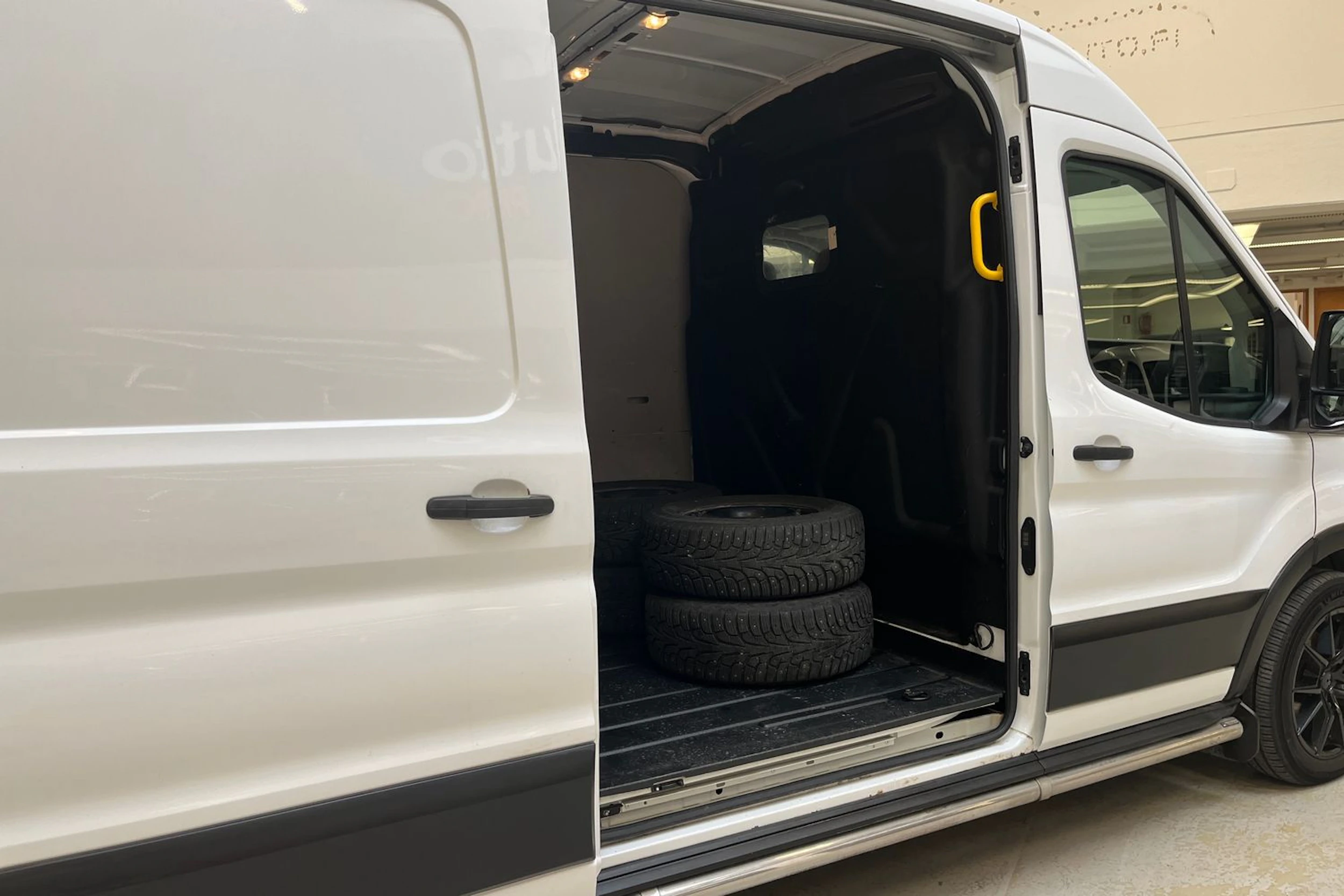 valkoinen Ford Transit 2021 kuva 15.
