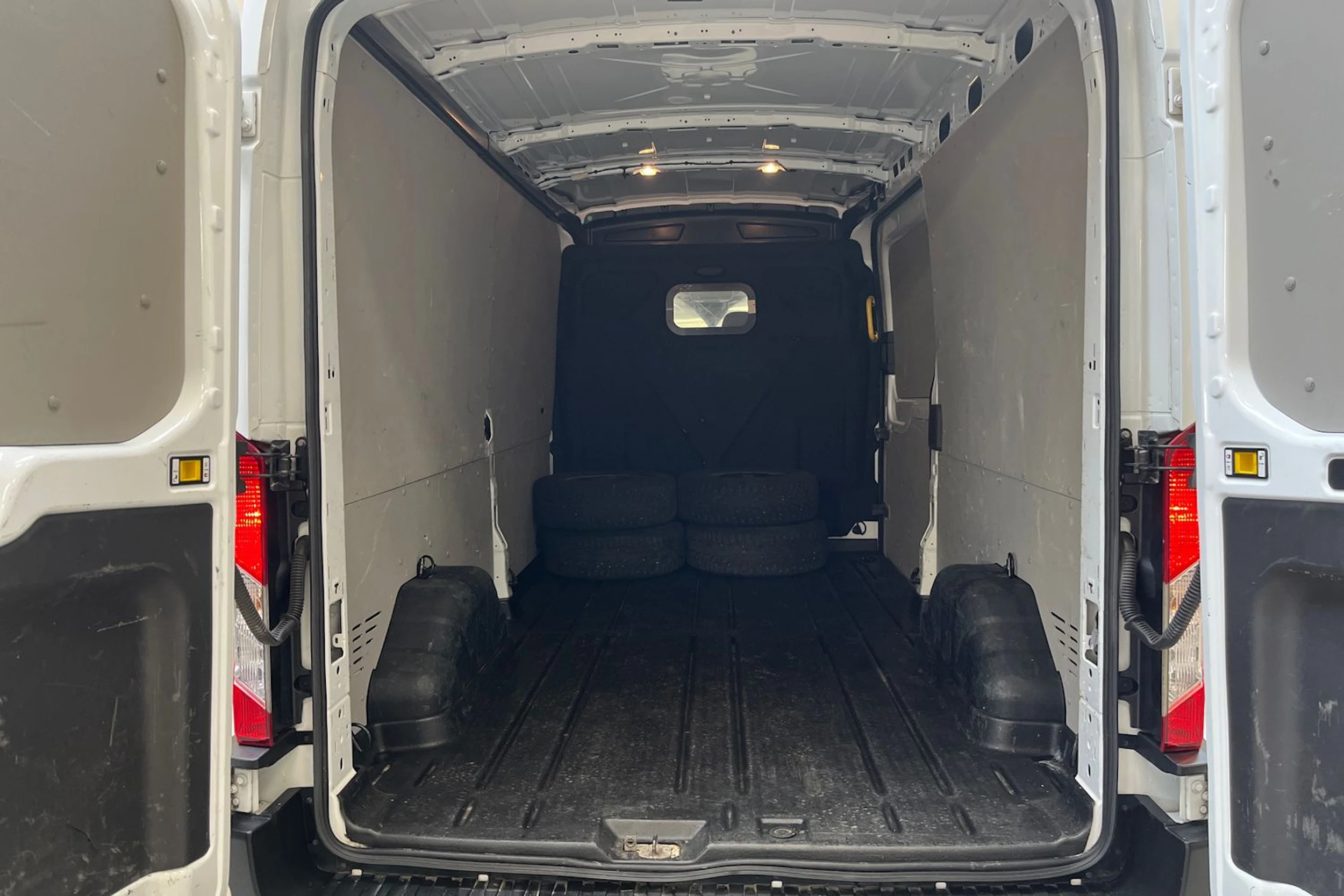valkoinen Ford Transit 2021 kuva 16.
