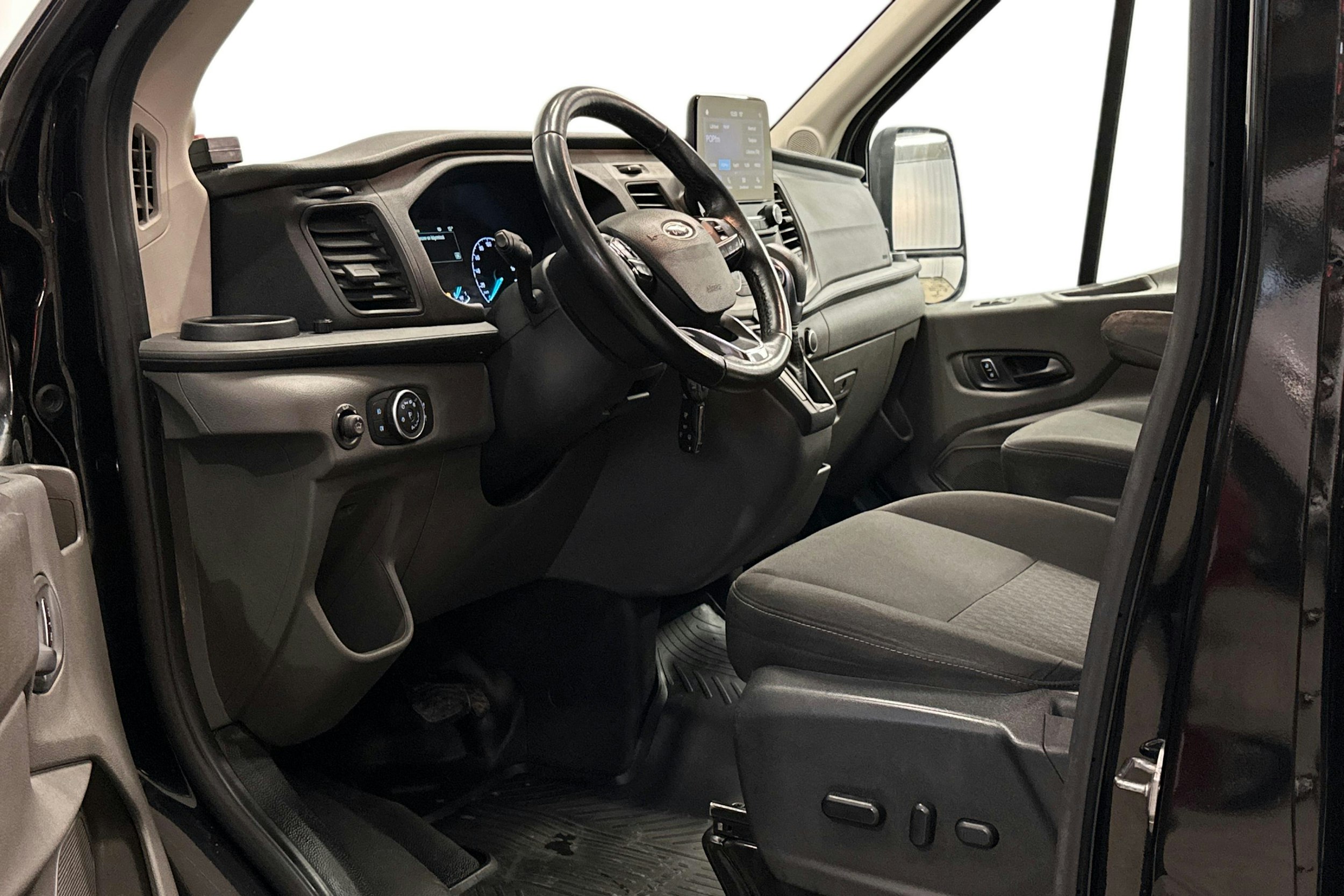 musta Ford Transit 2021 kuva 8.
