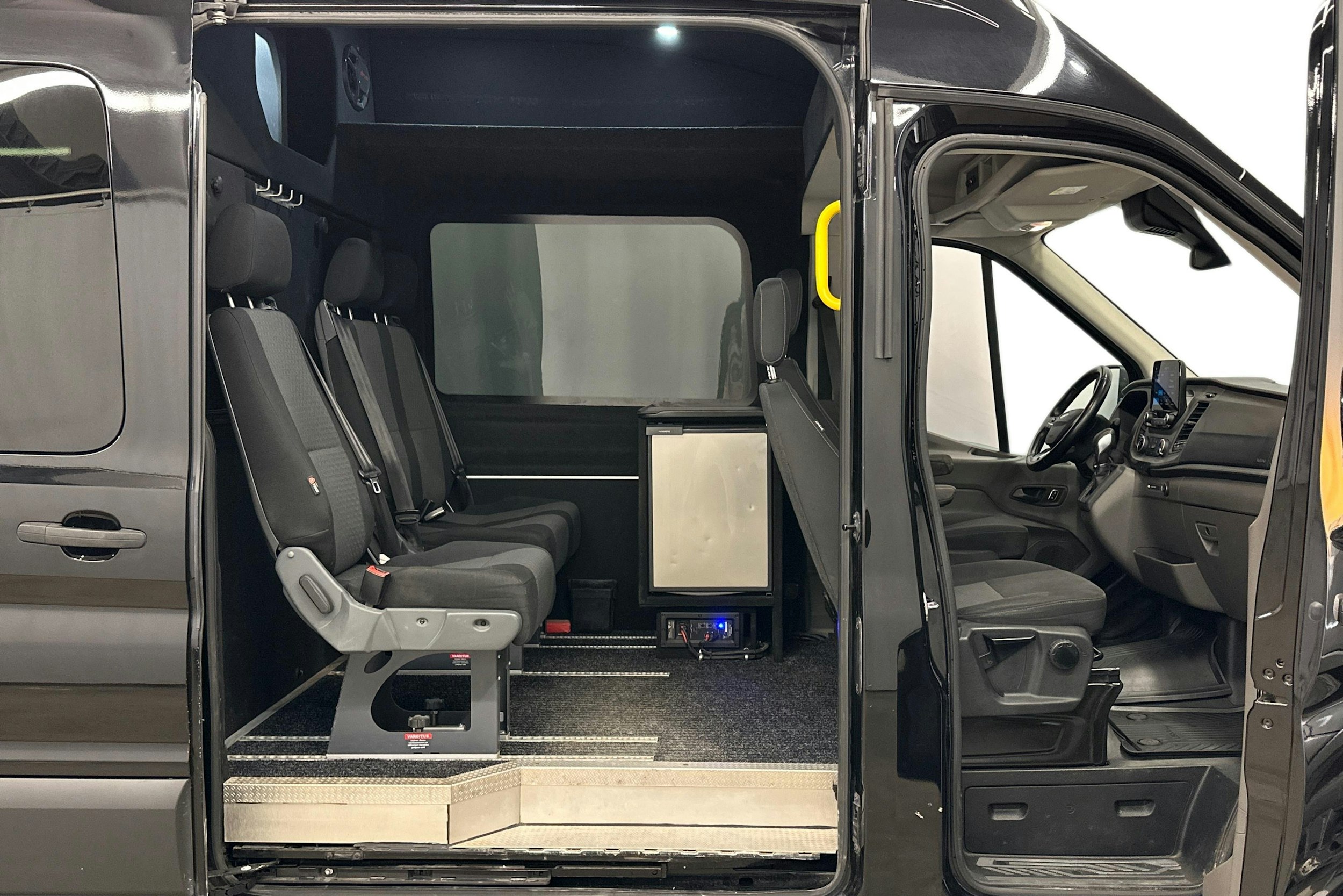 musta Ford Transit 2021 kuva 11.