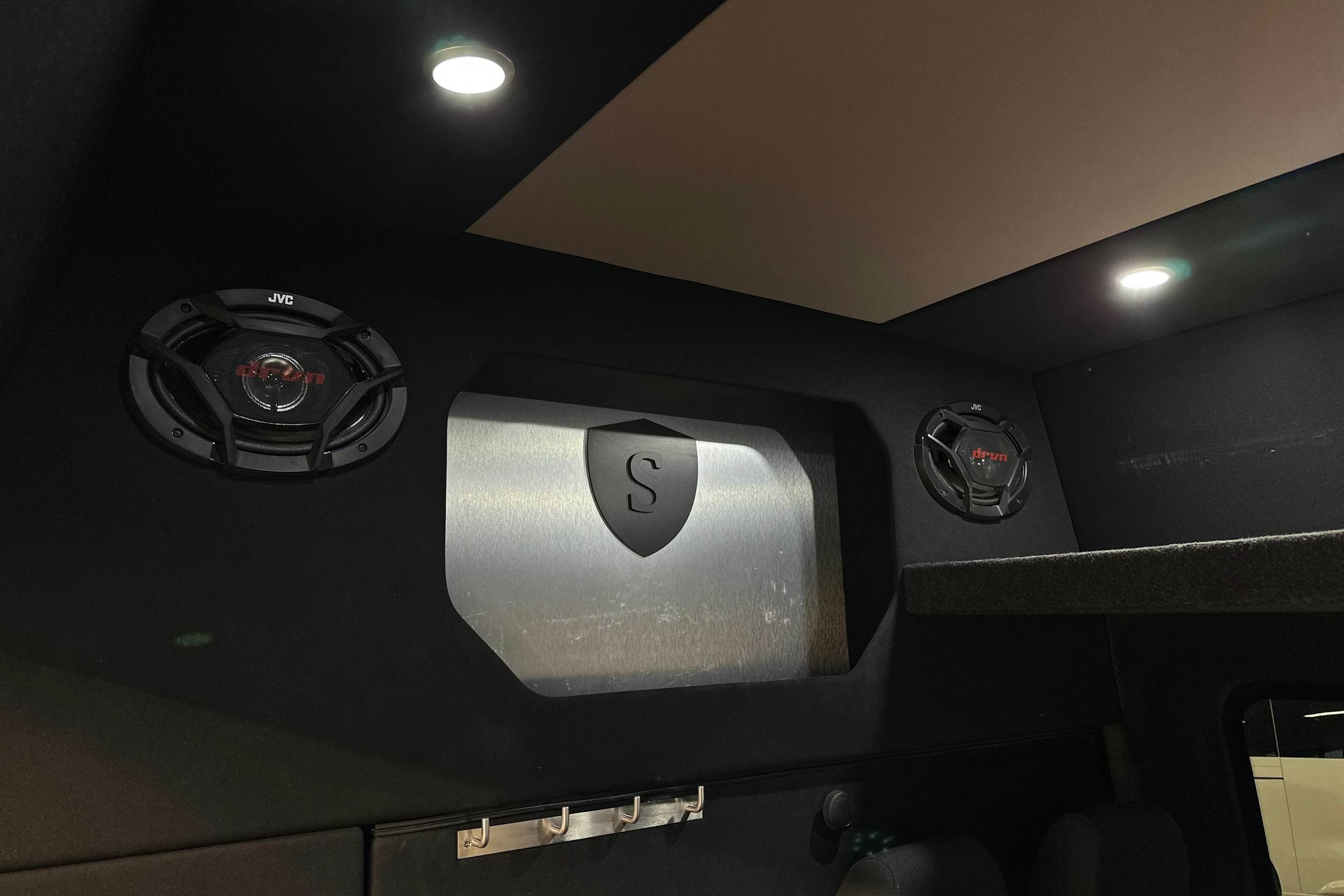 musta Ford Transit 2021 kuva 13.