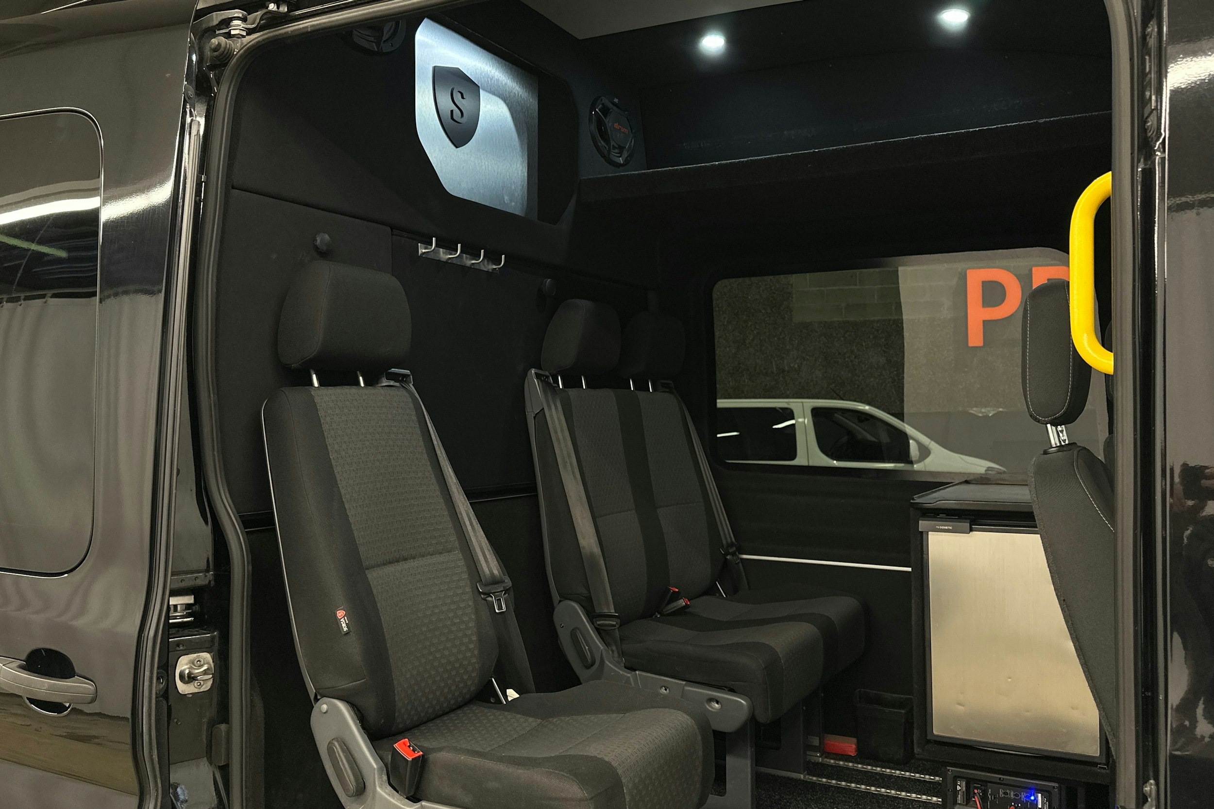 musta Ford Transit 2021 kuva 17.