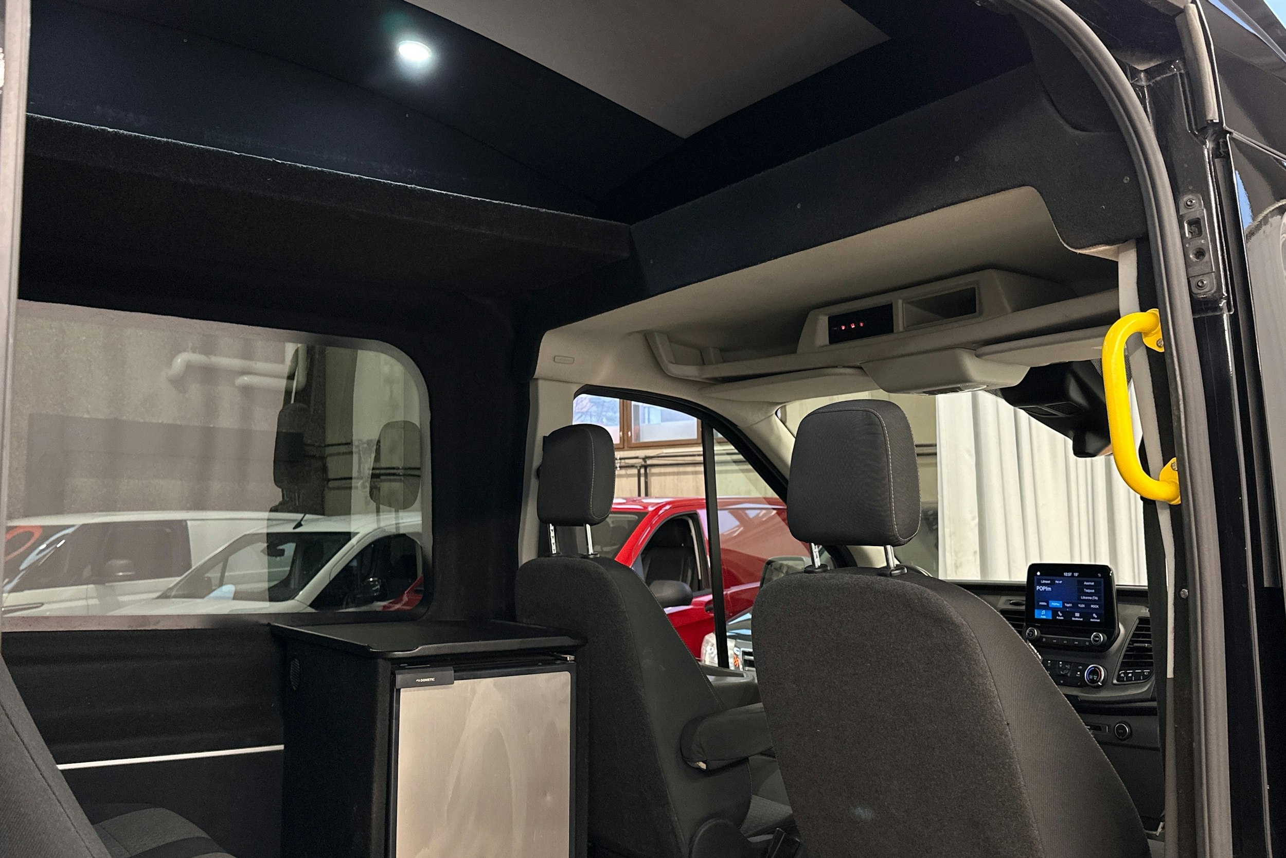 musta Ford Transit 2021 kuva 18.