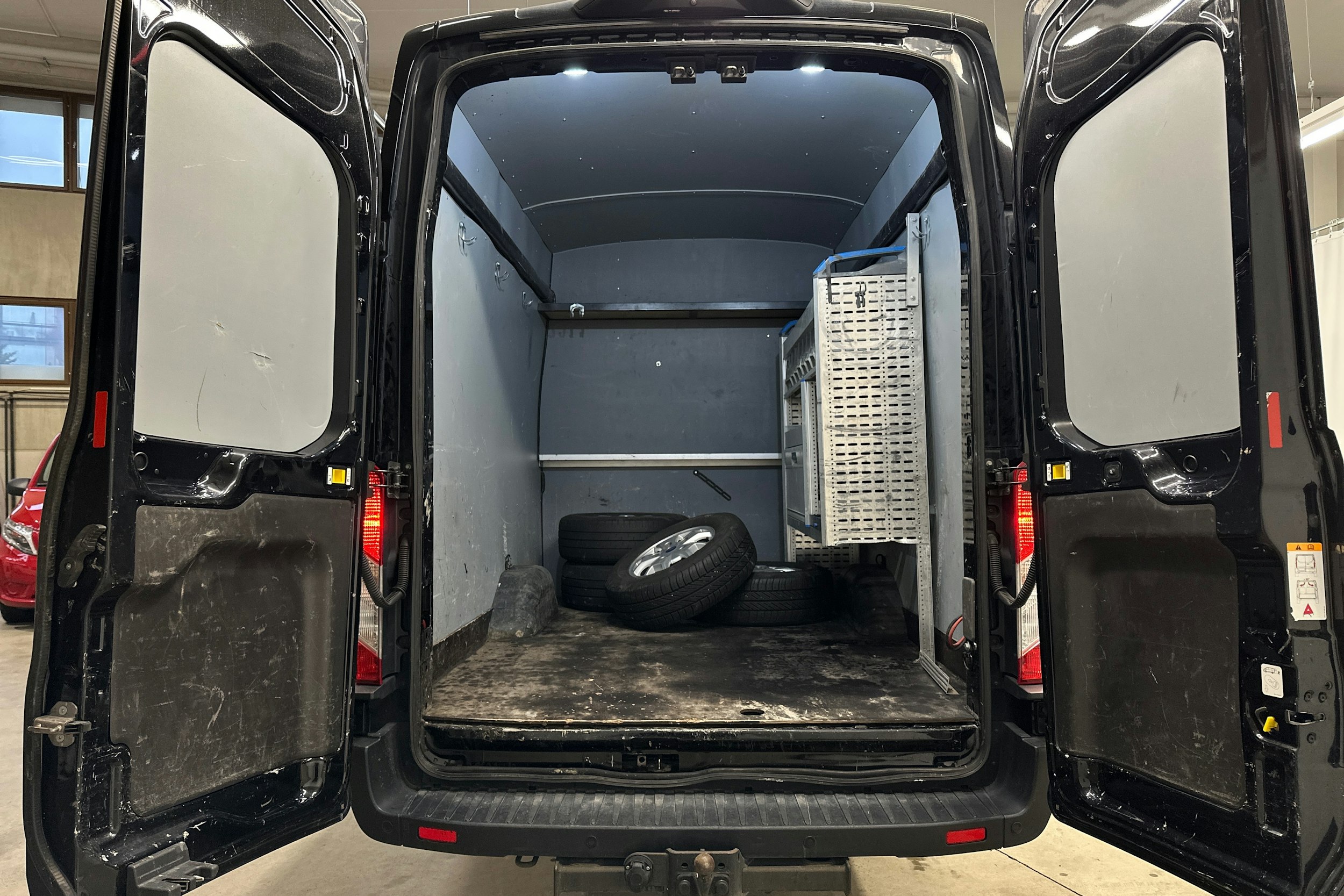 musta Ford Transit 2021 kuva 29.