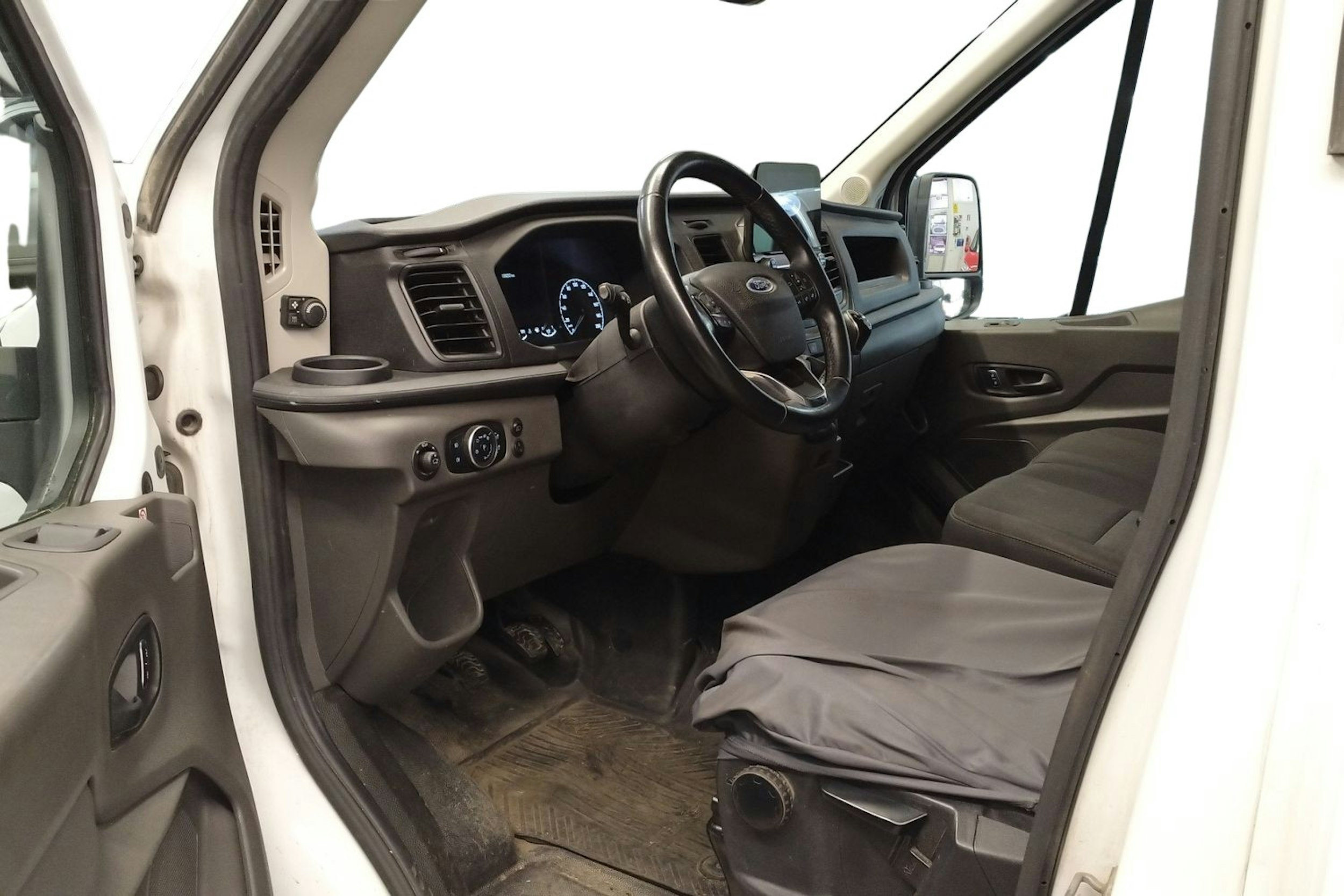 valkoinen Ford Transit 2021 kuva 3.