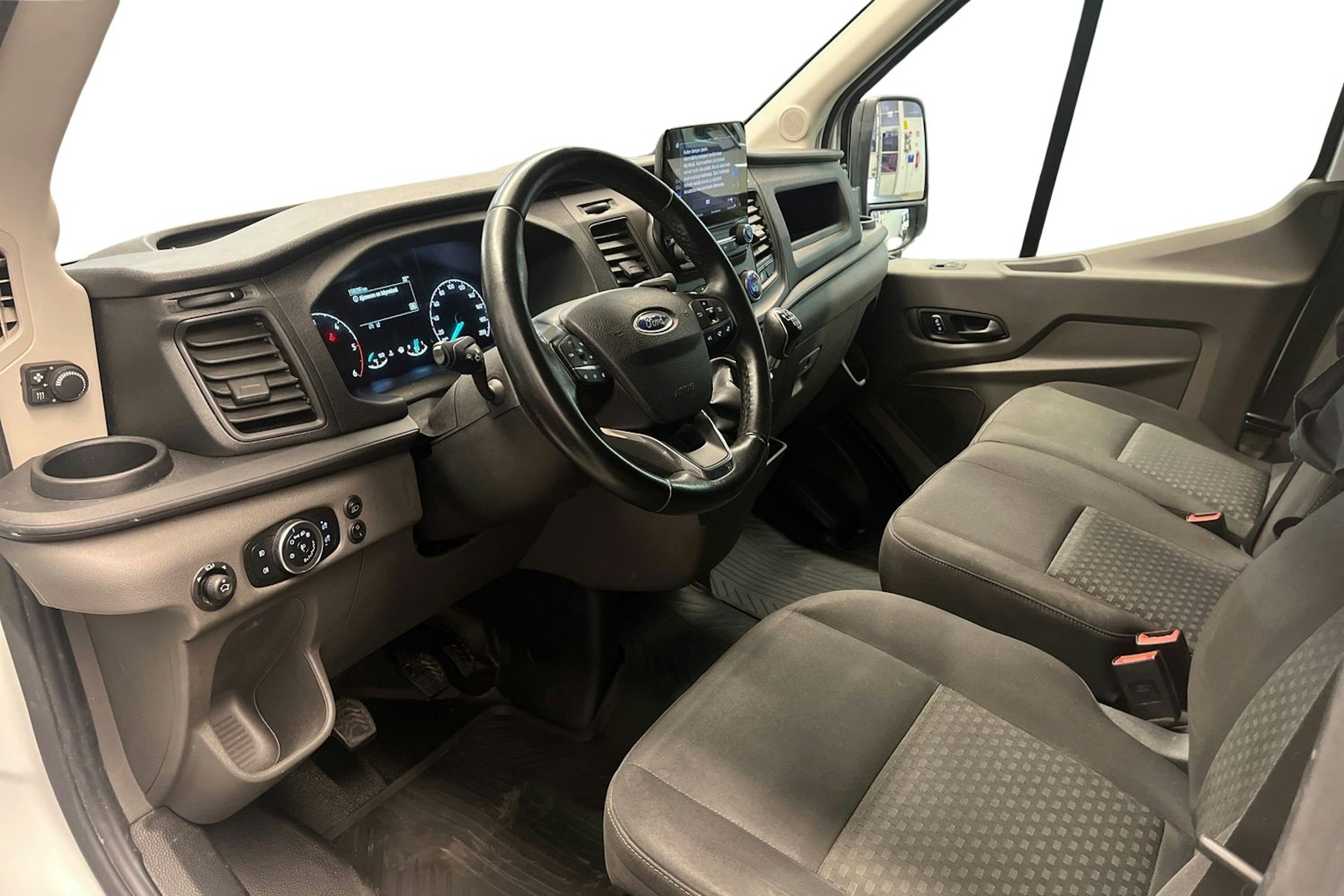 valkoinen Ford Transit 2021 kuva 6.