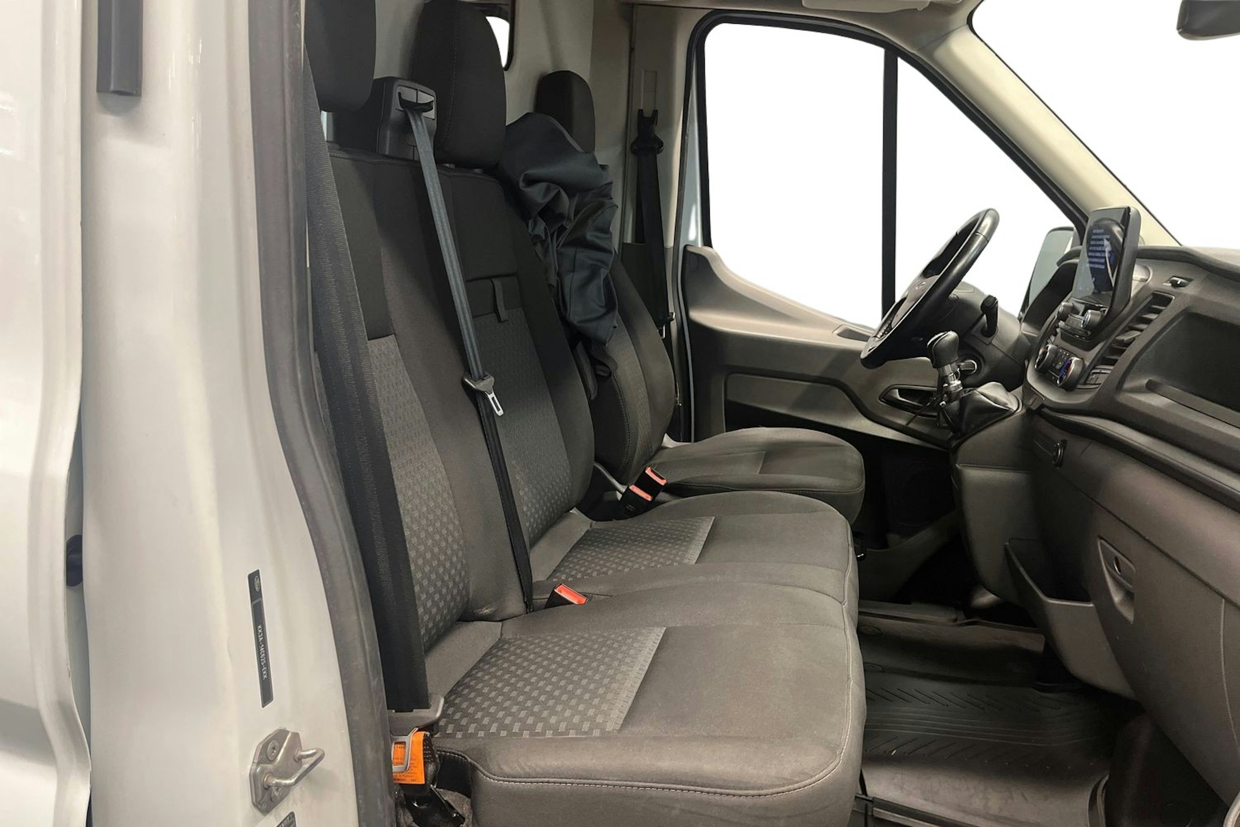 valkoinen Ford Transit 2021 kuva 8.