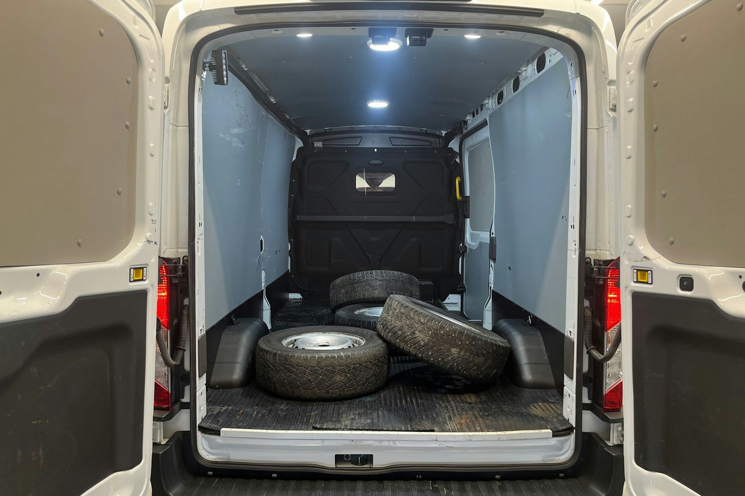 valkoinen Ford Transit 2021 kuva 12.