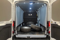 valkoinen Ford Transit 2021 kuva 12.