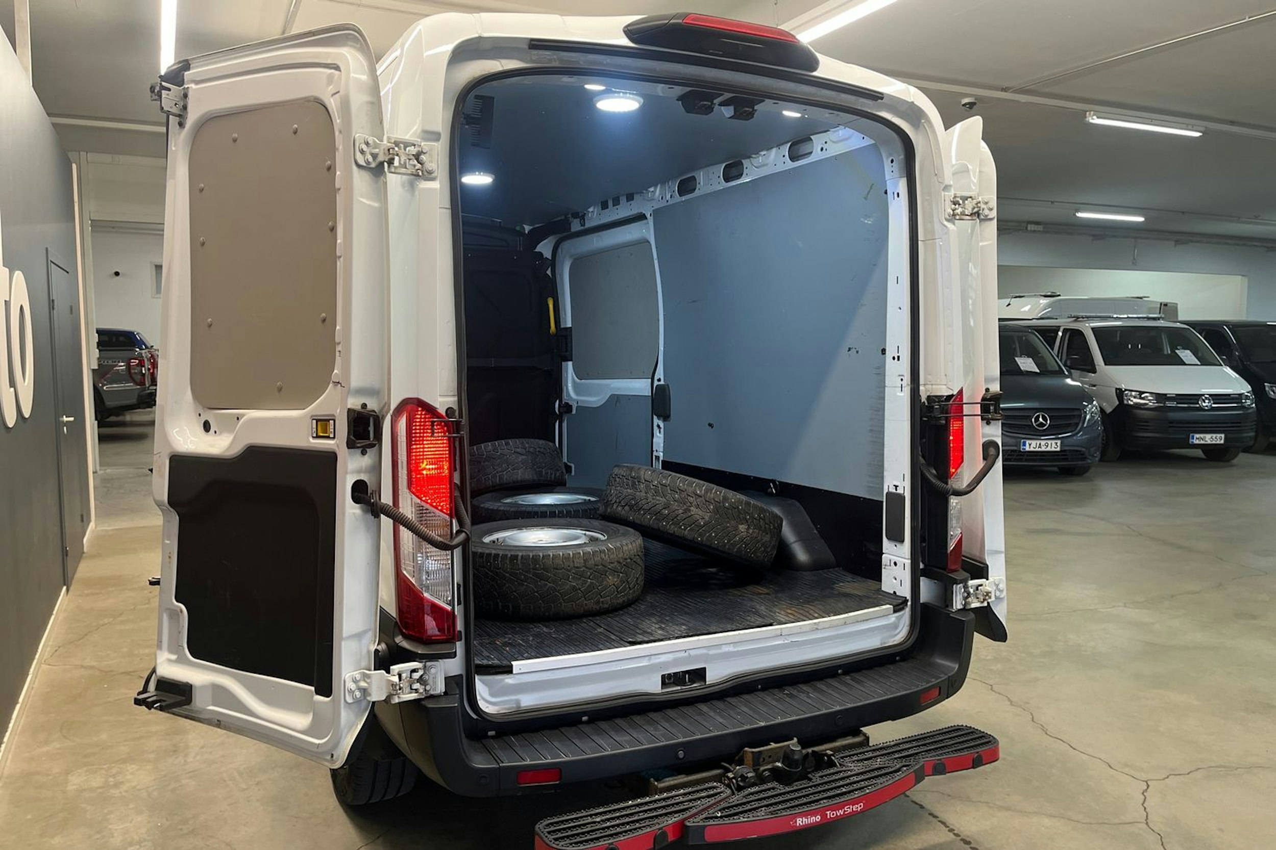 valkoinen Ford Transit 2021 kuva 13.