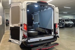 valkoinen Ford Transit 2021 kuva 13.