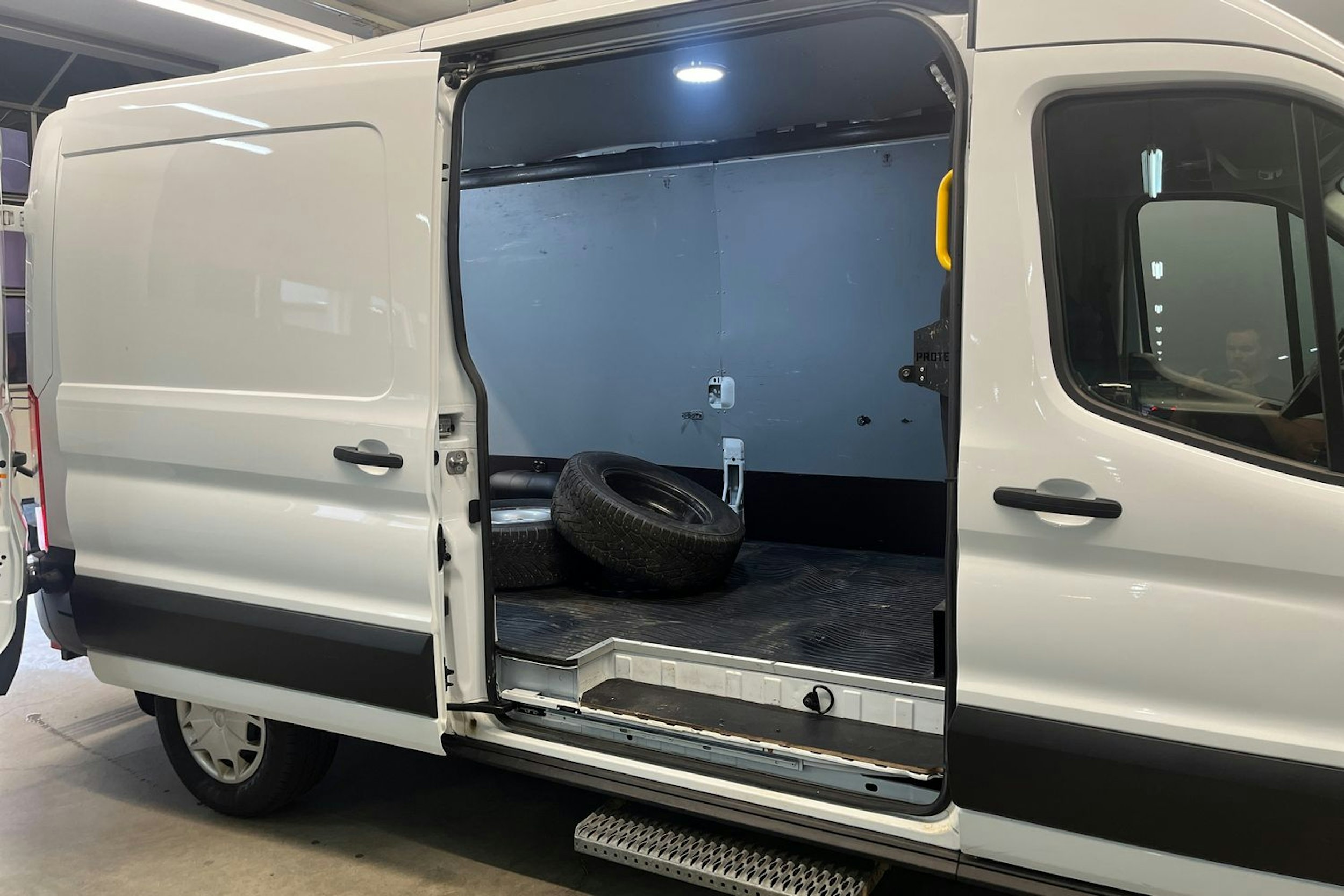 valkoinen Ford Transit 2021 kuva 15.